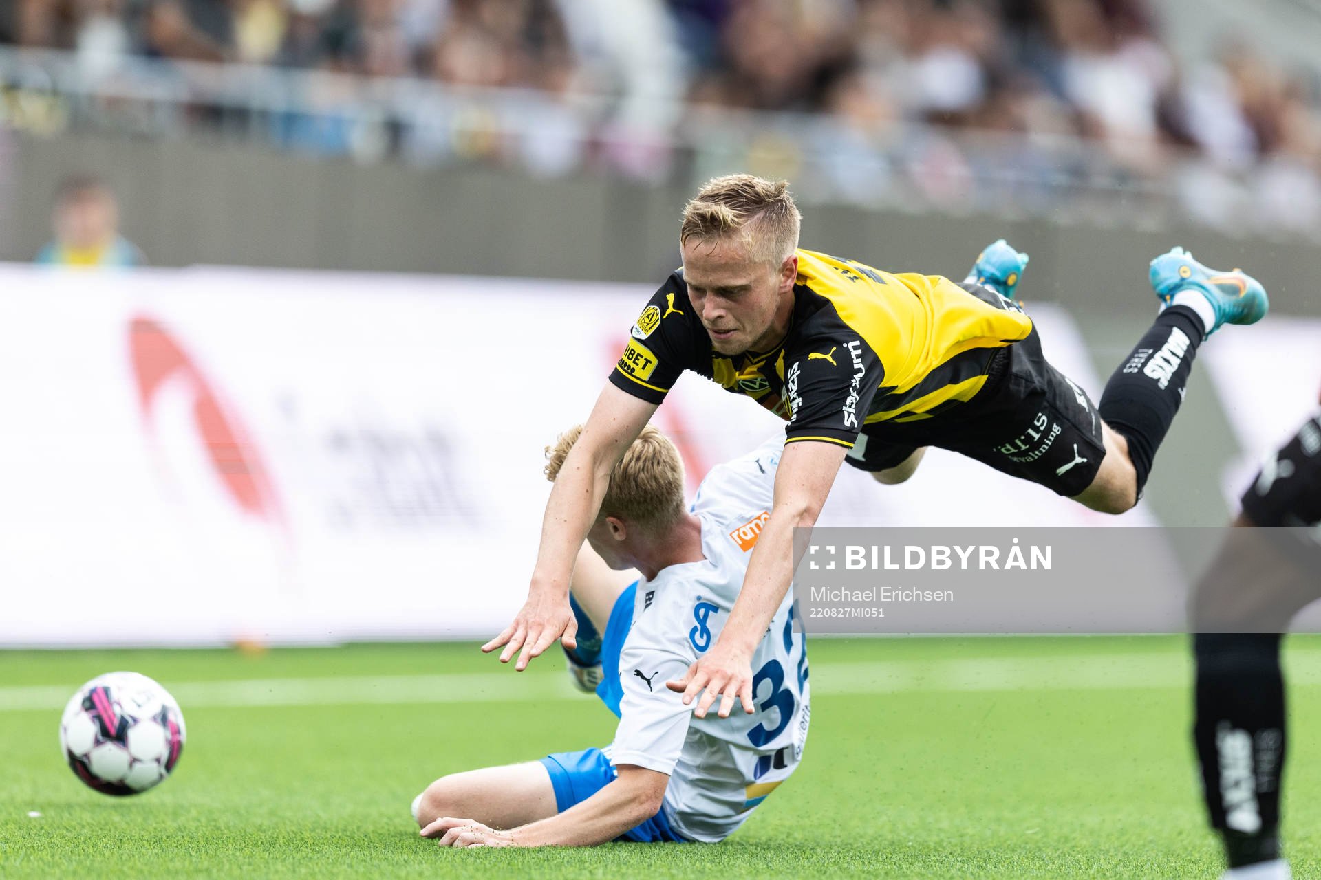 Värnamos David Edvardsson och Häckens Tomas Olai Totland under fotbollsmatchen i Allsvenskan mellan Häcken och Värnamo den 27 augusti 2022 i Göteborg.