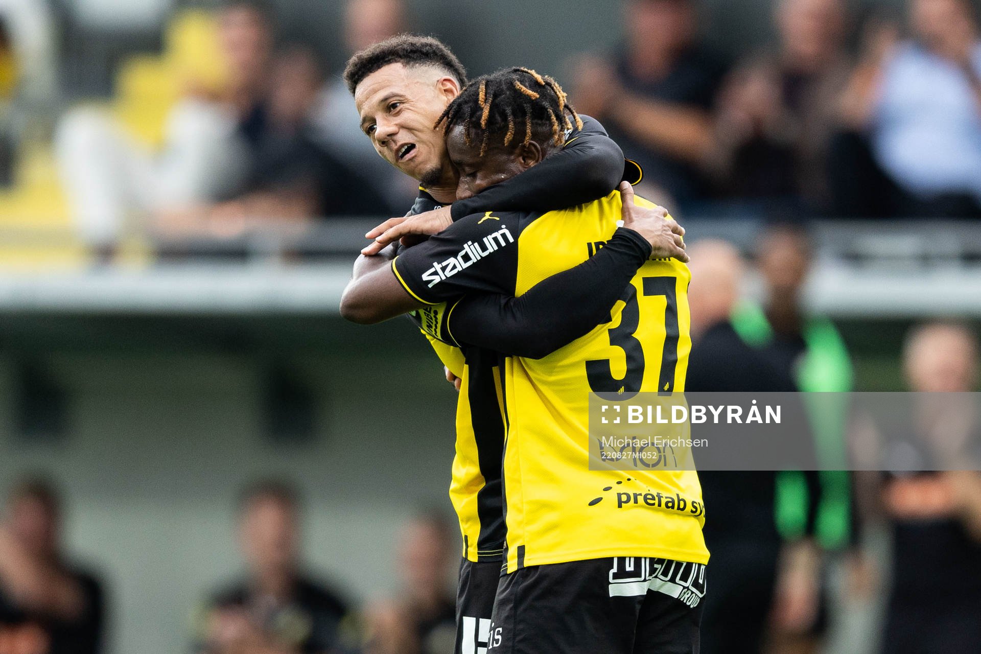Häckens Ibrahim Sadiq jublar med Tobias Sana