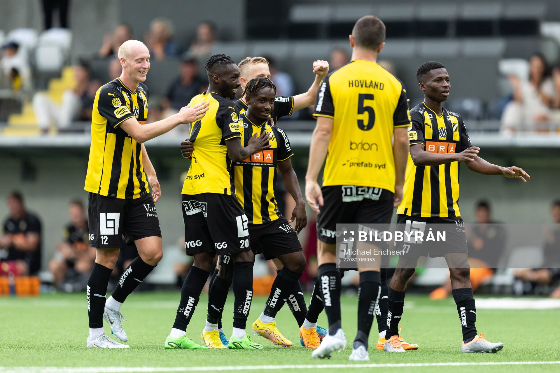 Häckens Ibrahim Sadiq jublar med lagkamrater