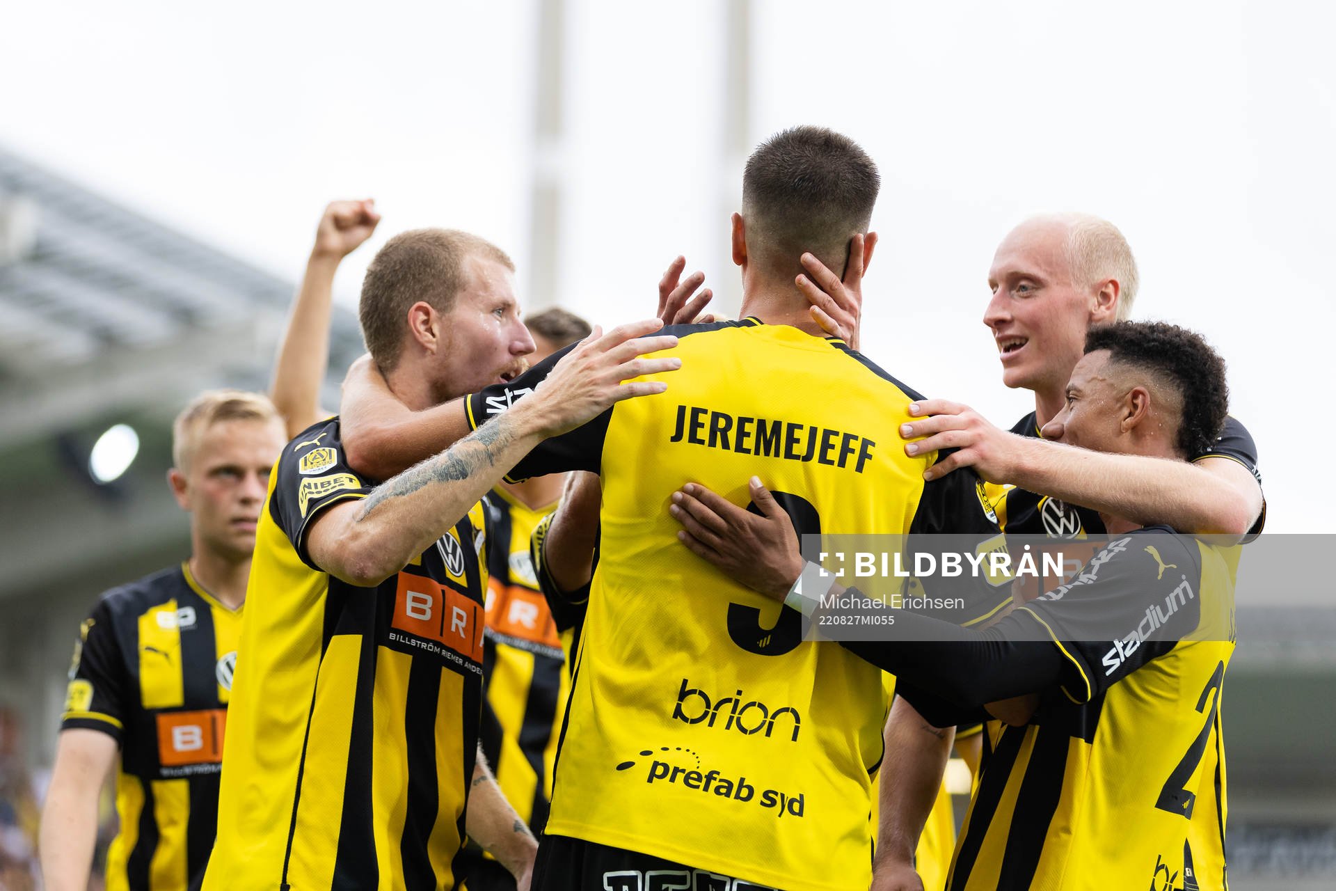 Häckens Alexander Jeremejeff jublar med lagkamrater