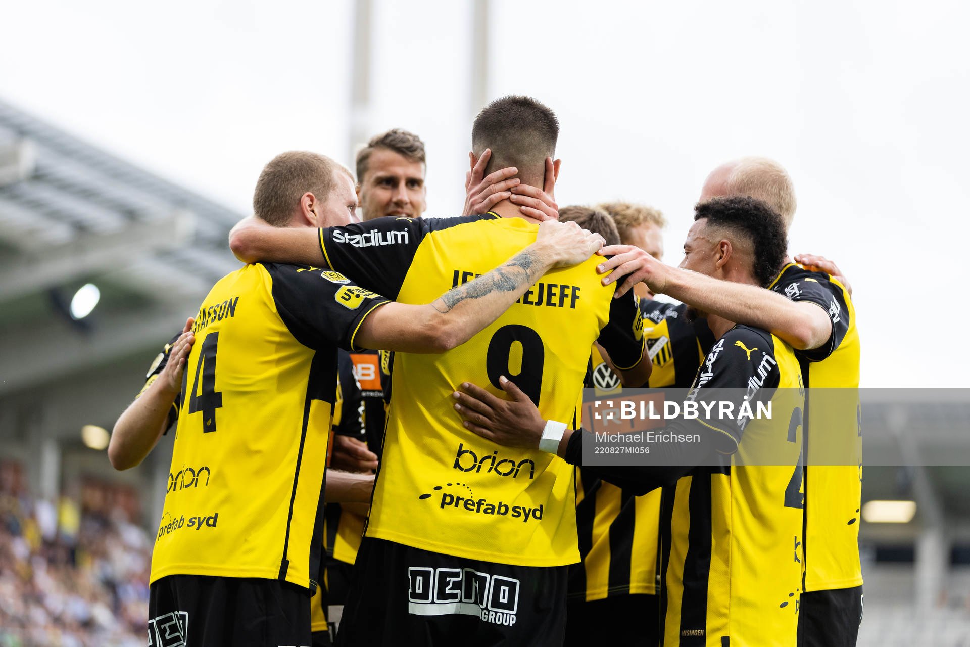 Häckens Alexander Jeremejeff jublar med lagkamrater
