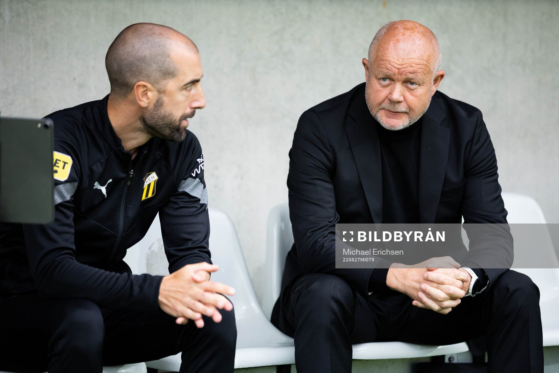 Häckens assisterande tränare Martin Foyston och tränare Per-Mathias Høgmo under fotbollsmatchen i Allsvenskan mellan Häcken och Värnamo den 27 augusti 2022 i Göteborg.