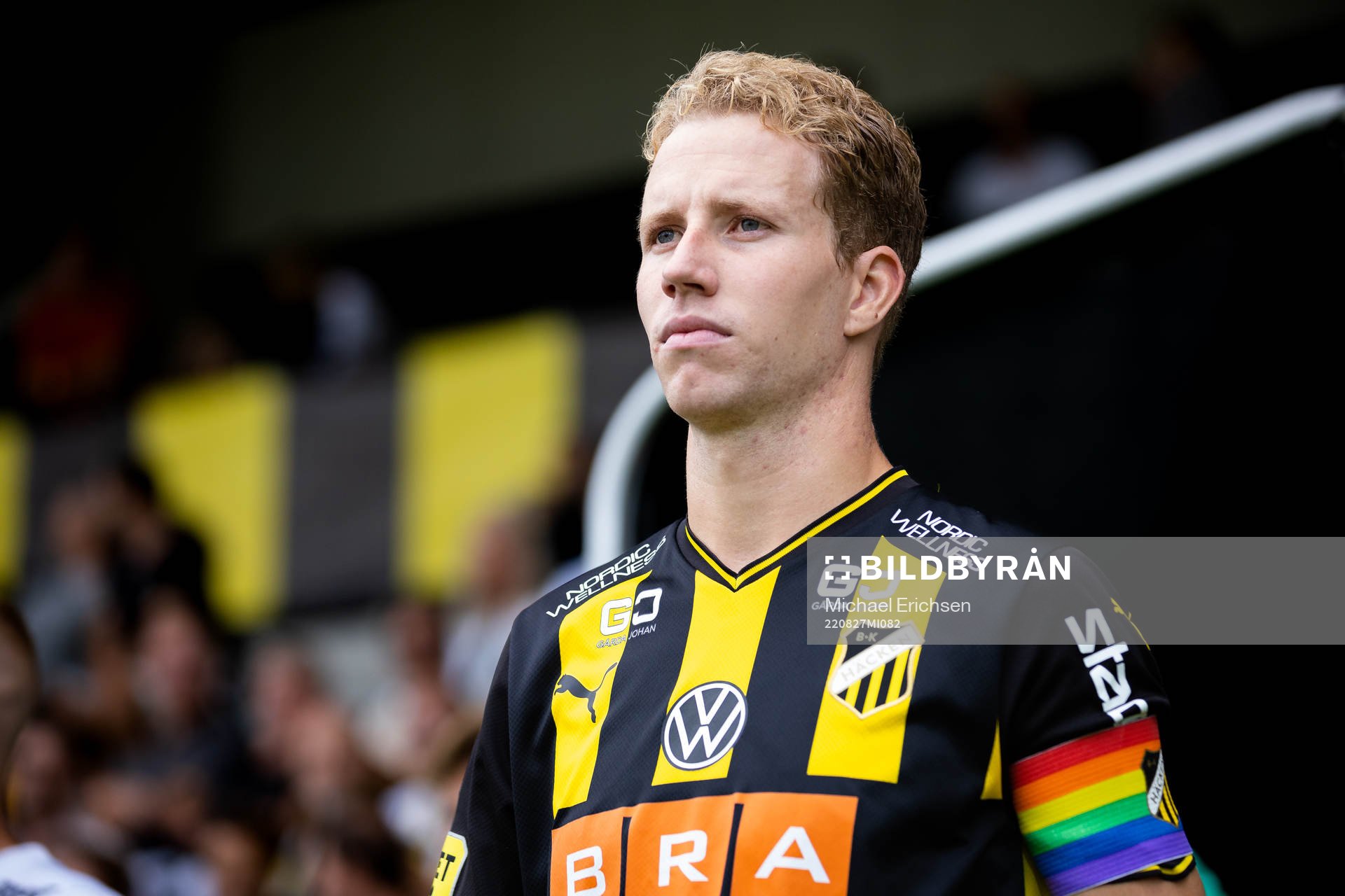 Häckens Samuel Gustafson på väg in för line up innan