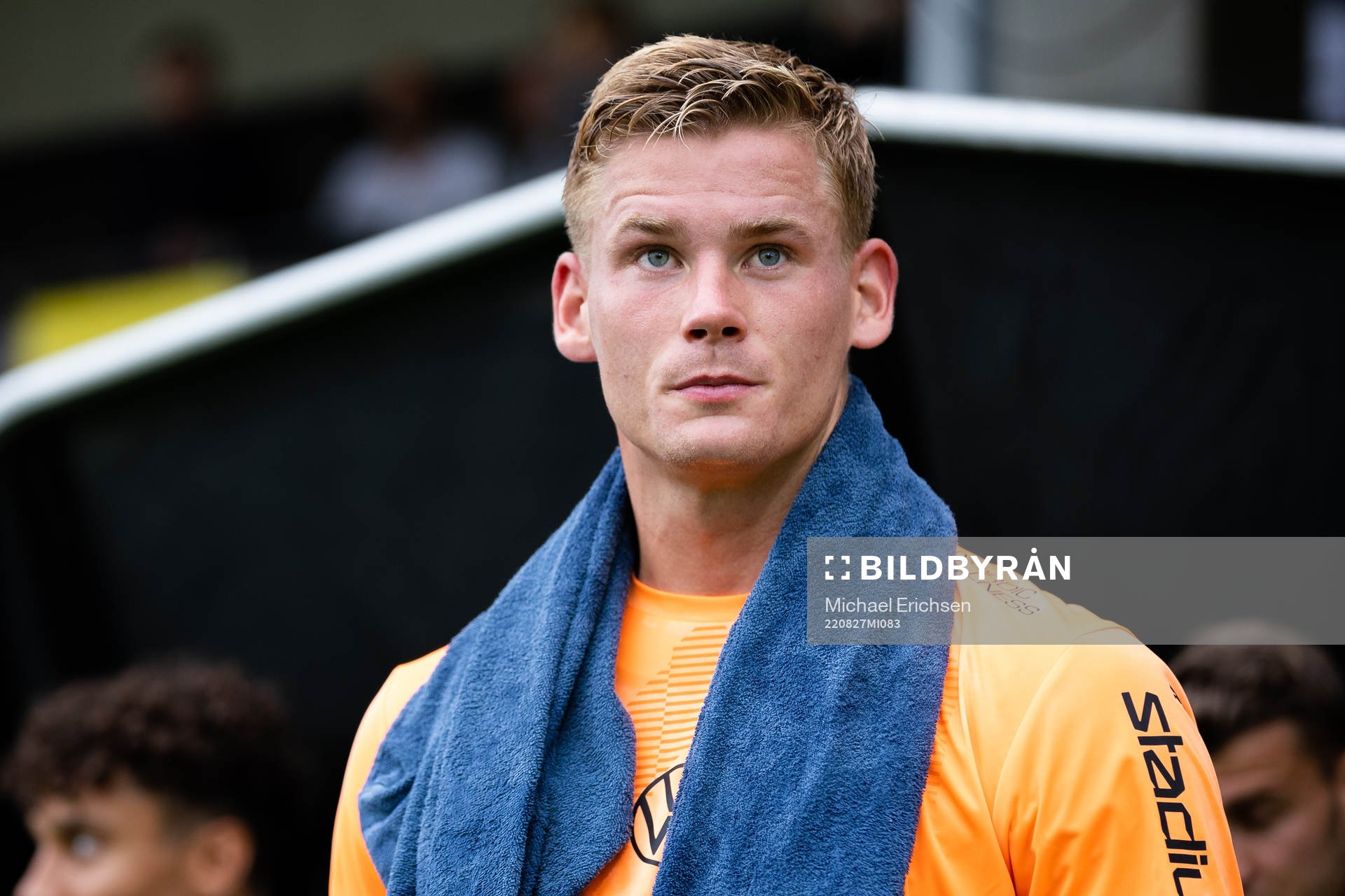 Häckens Johan Brattberg på väg in för line up innan