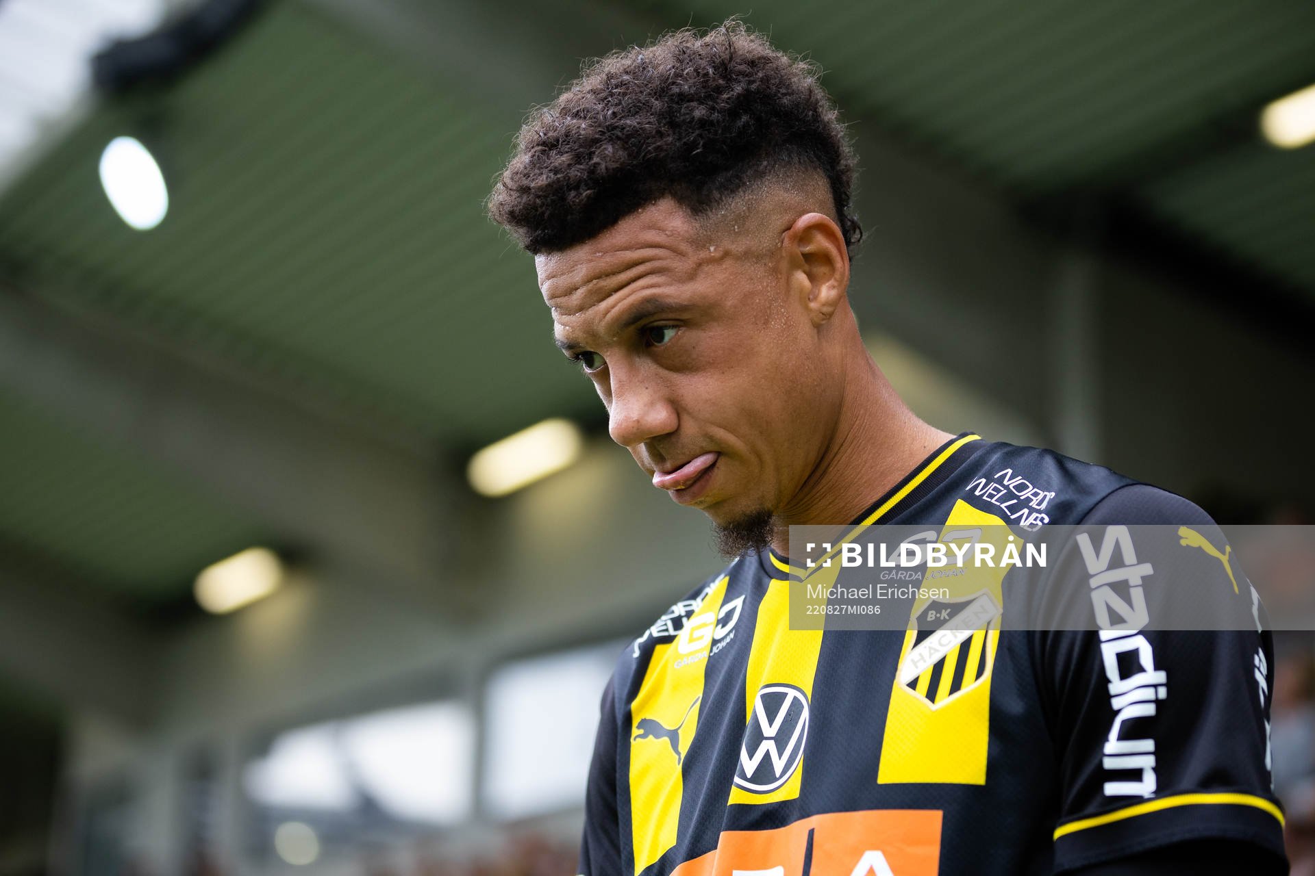 Häckens Tobias Sana på väg in för line up innan