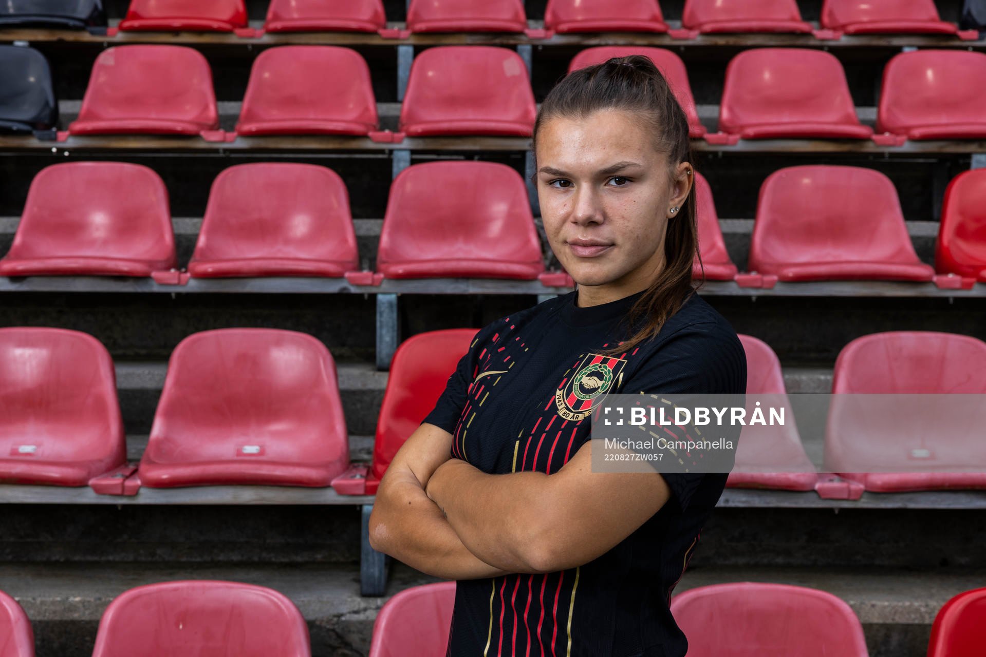 Brommapjokarnas Alexsandra Lobanova poserar för en bild i en 80-års jubileum tröja den 27 augusti 2022 i Stockholm. 