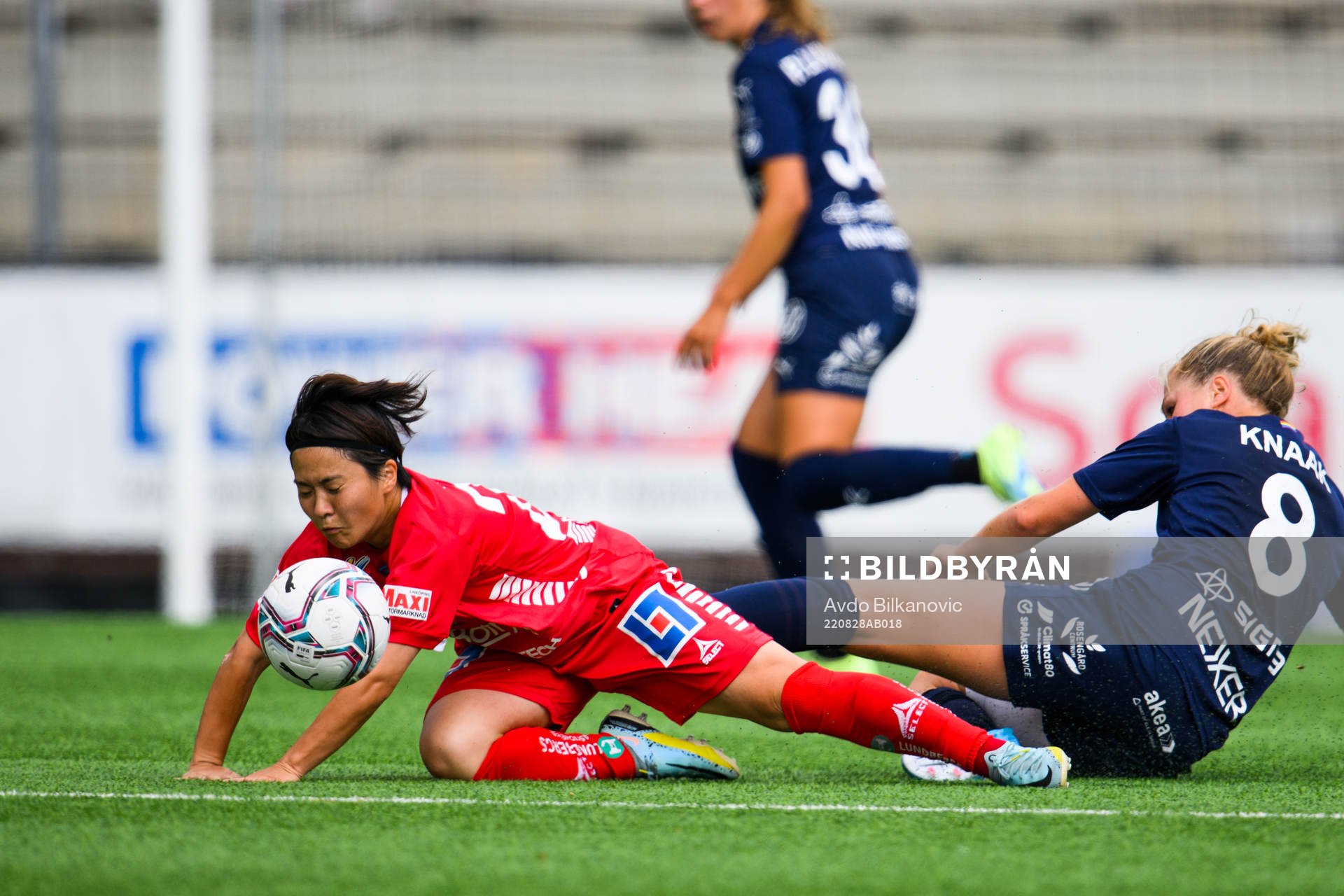 Linköpings Yuka Momiki och FC Rosengårds Rebecca Knaak