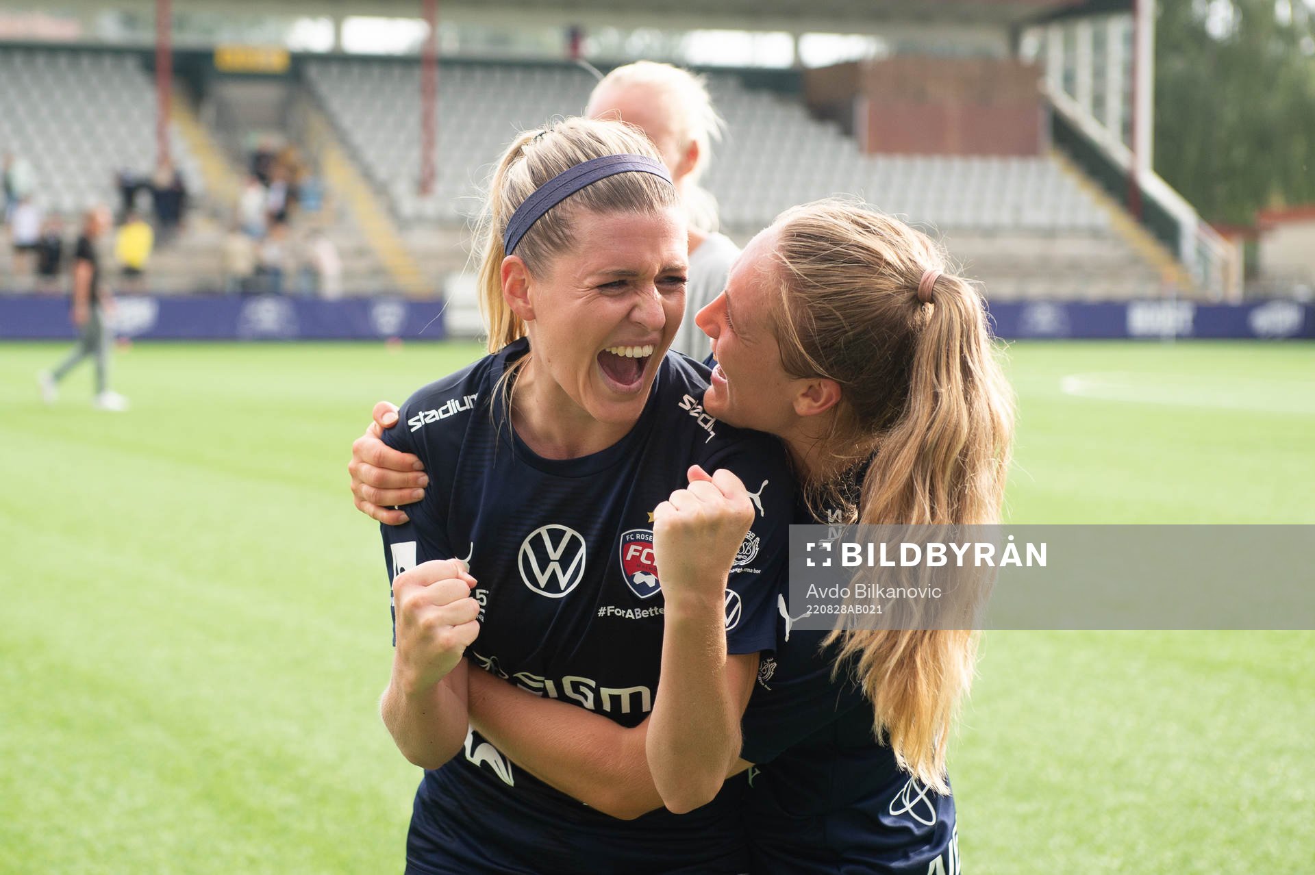 Rosengårds Olivia Schough och Fiona Brown jublar