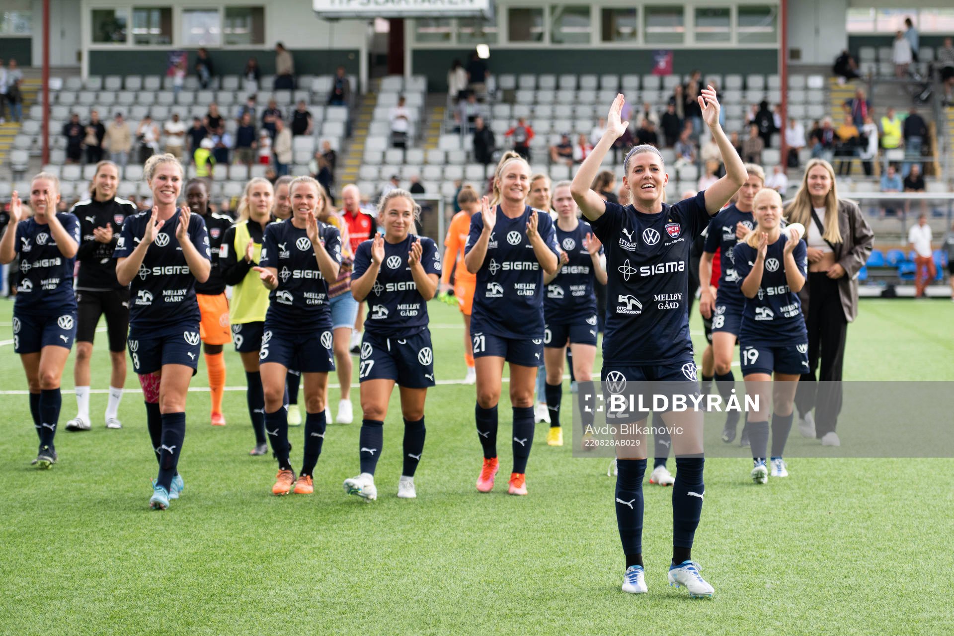 Rosengårds spealre jublar efter slutsignalen under fotbollsmatchen i Damallsvenskan mellan FC Rosengård och Linköping den 28 augusti 2022 i Malmö.
