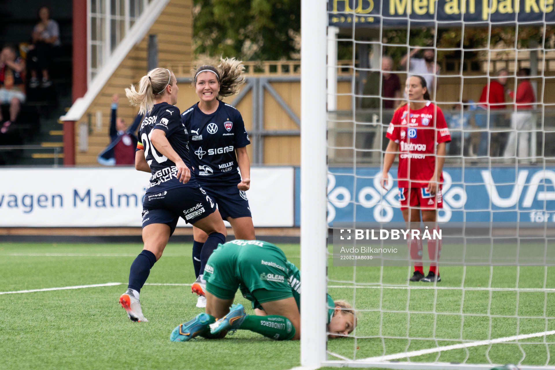 Rosengårds Mia Persson och Loreta Kullashi jublar medan