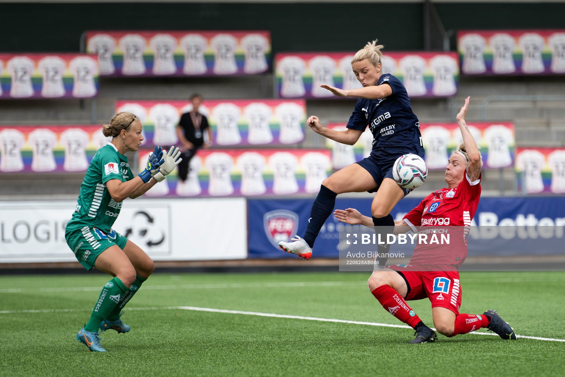 Rosengårds Mimmi Larsson framför Linköpings målvakt