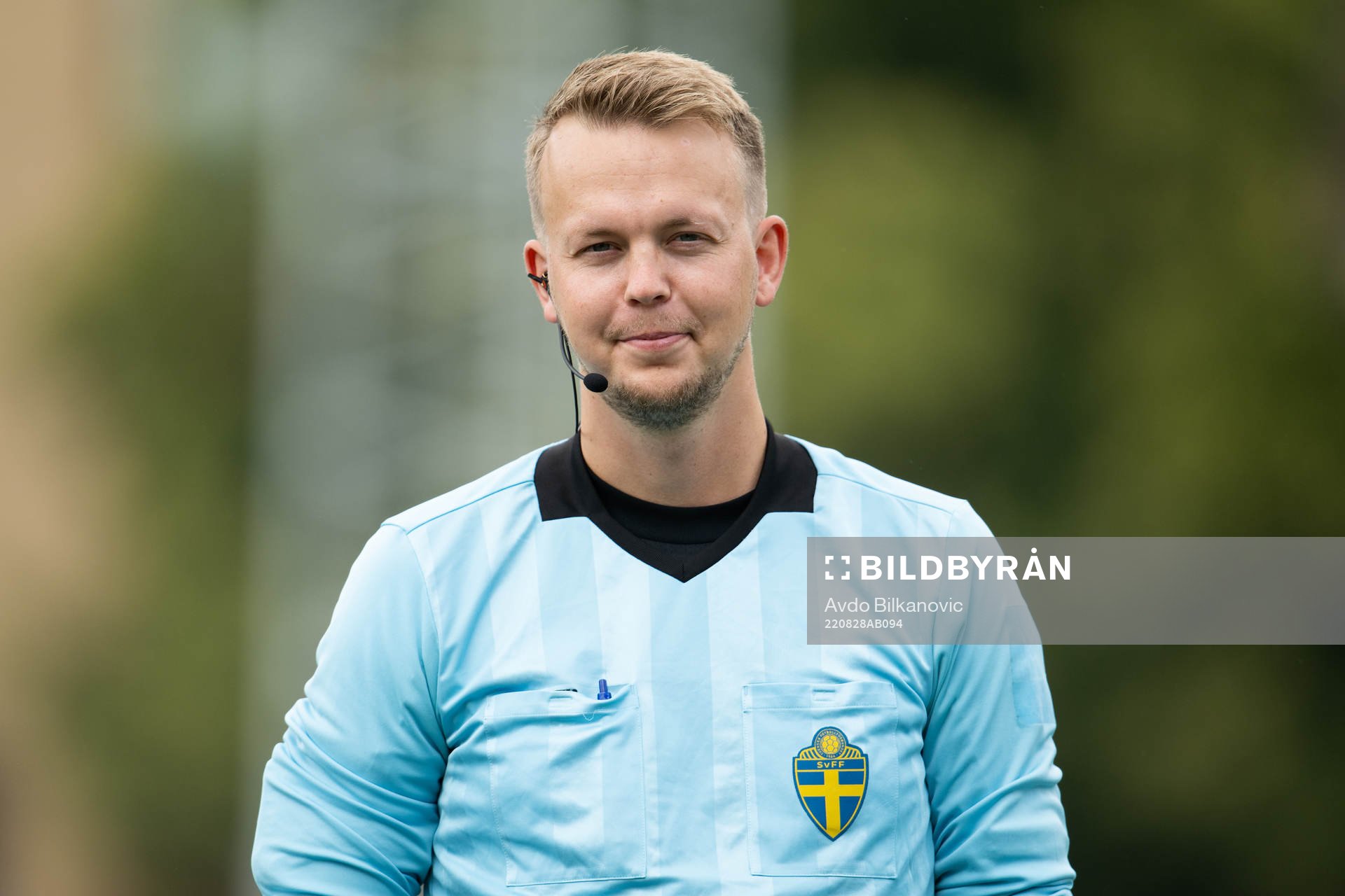 Assisterande domare Dennis Henriksson under fotbollsmatchen i Damallsvenskan mellan FC Rosengård och Linköping den 28 augusti 2022 i Malmö.