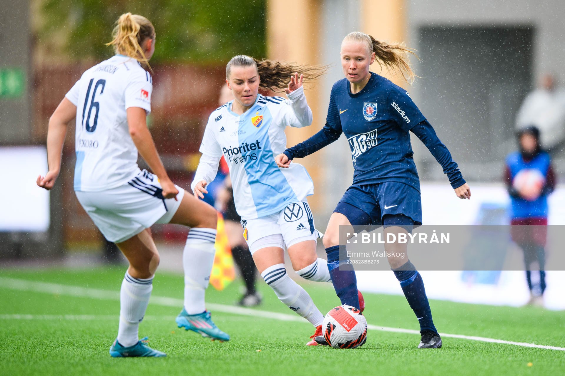 Djurgårdens Ebba Hed och Eskilstuna Uniteds Elin Rombing