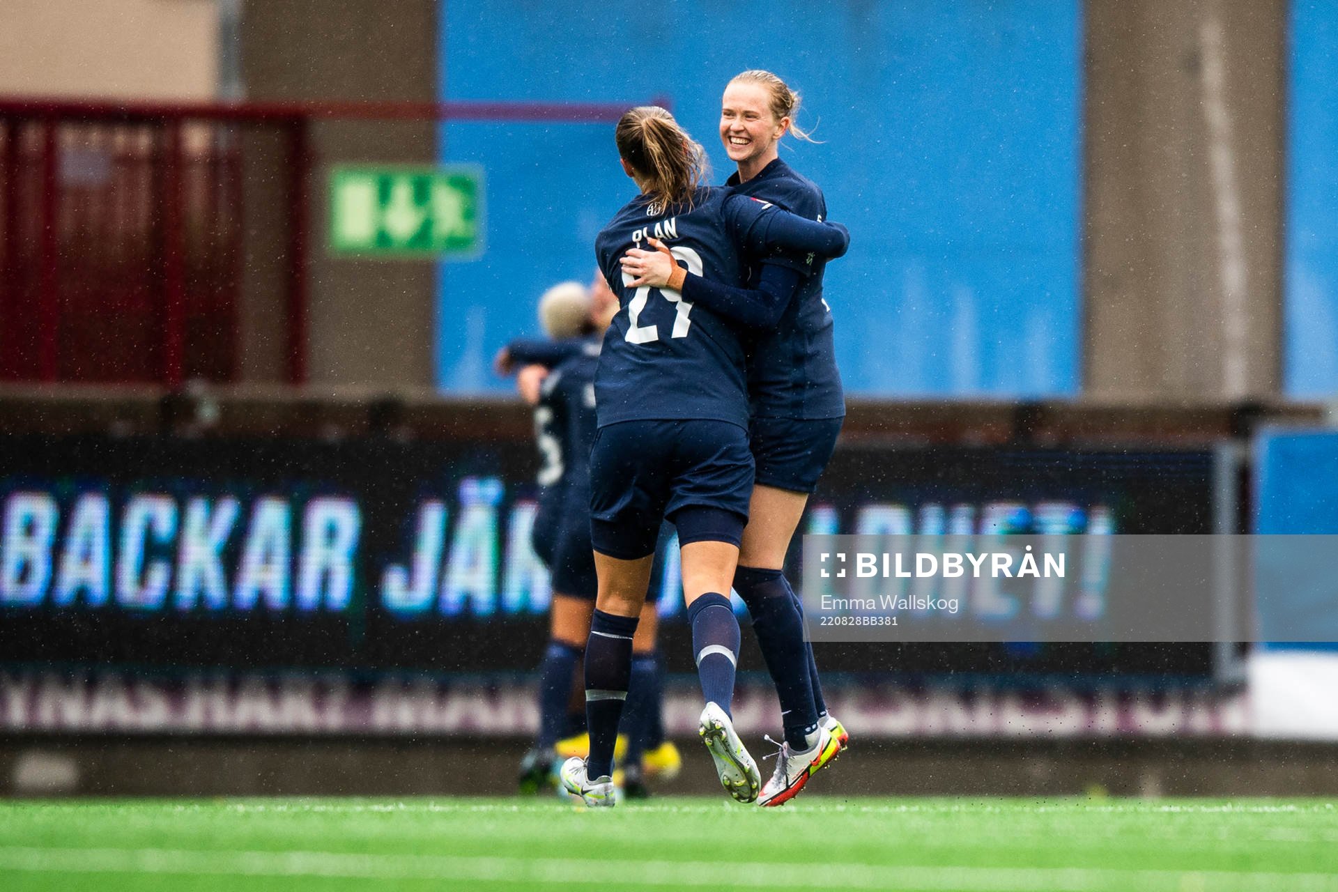 Eskilstuna Uniteds Matilda Plan och Emma Östlund jublar