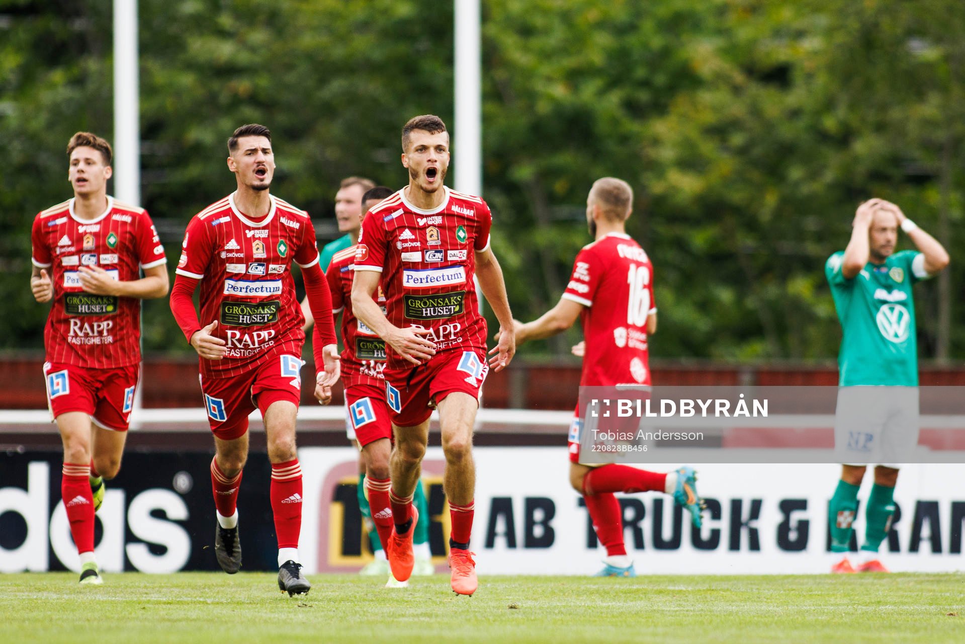 Skövde AIKs Yoann Fellrath jublar efter under fotbollsmatchen i Superettan mellan Skövde AIK och Jönköpings Södra den 28 augusti 2022 i Skövde.