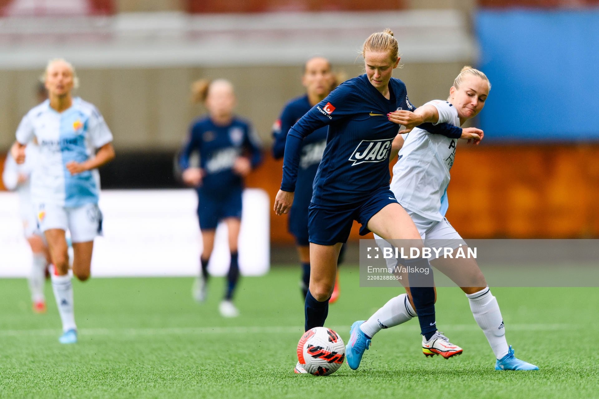 Eskilstuna Uniteds Emma Östlund och Djurgårdens Tove