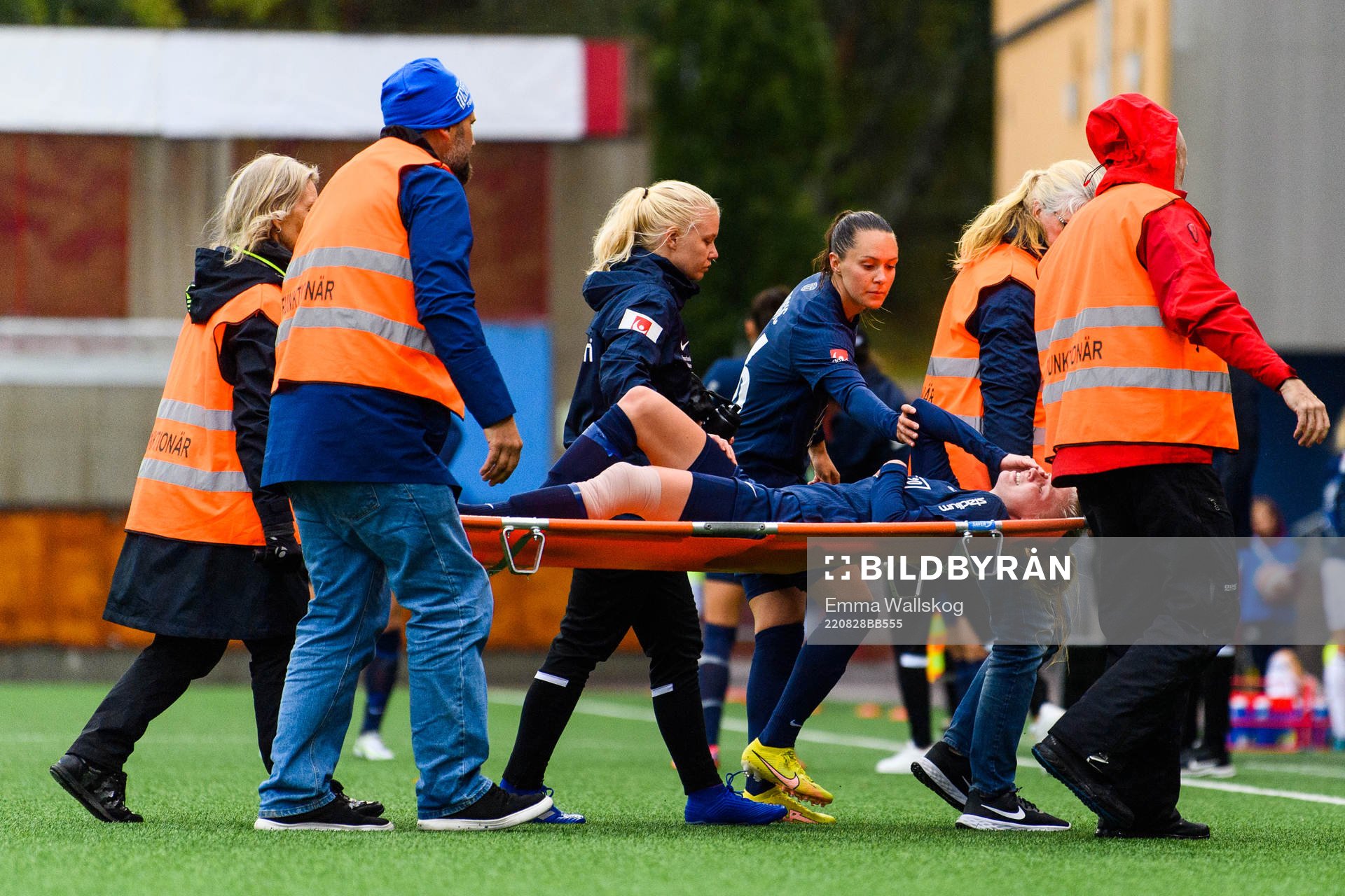 Eskilstuna Uniteds Elin Rombing blir utburen på bår