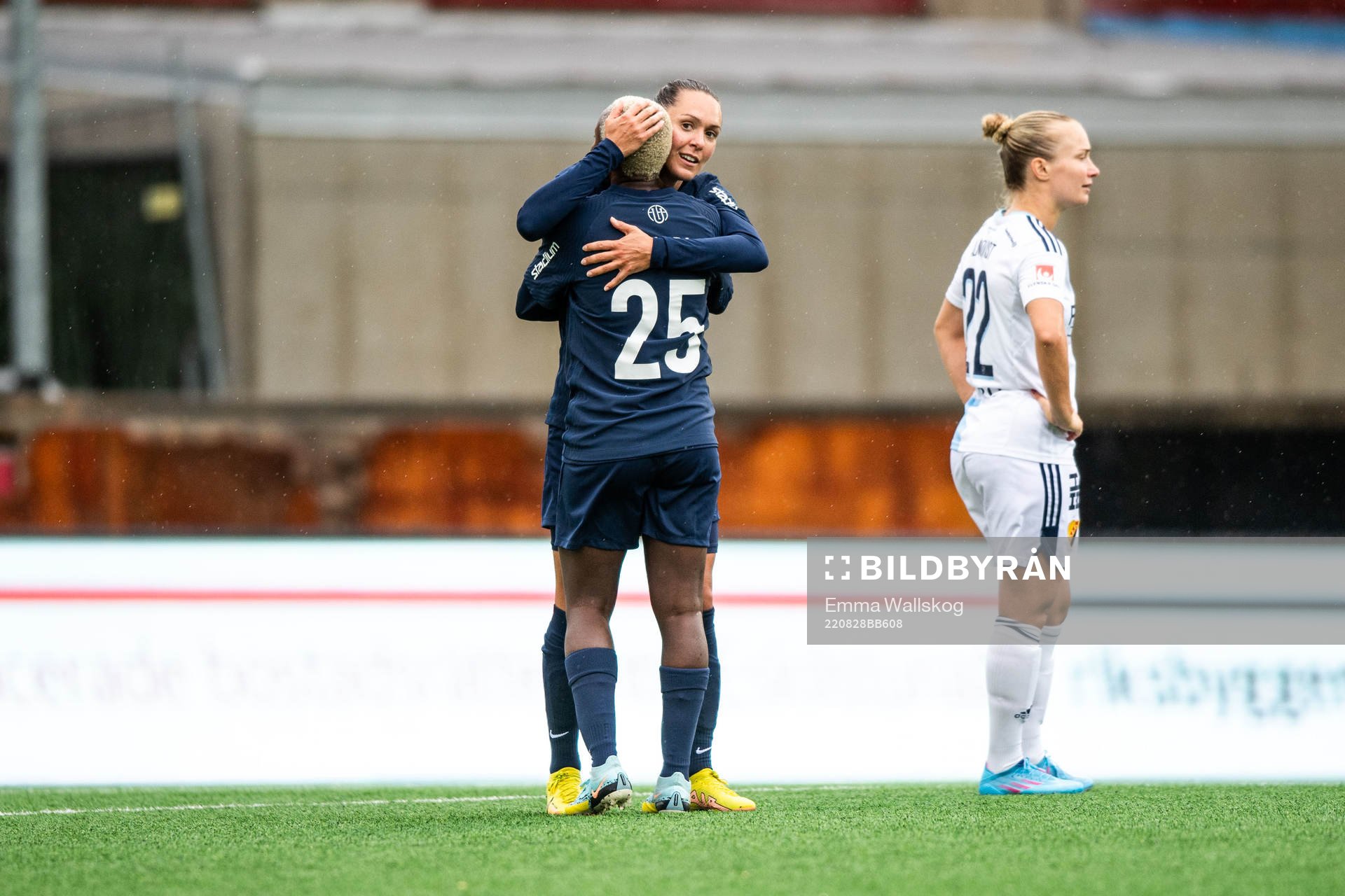 Eskilstuna Uniteds Ngozi Sonia Okobi-Okeoghene och Felicia Rogic jublar efter fotbollsmatchen i Damallsvenskan mellan Eskilstuna United och Djurgården den 28 augusti 2022 i Eskilstuna.