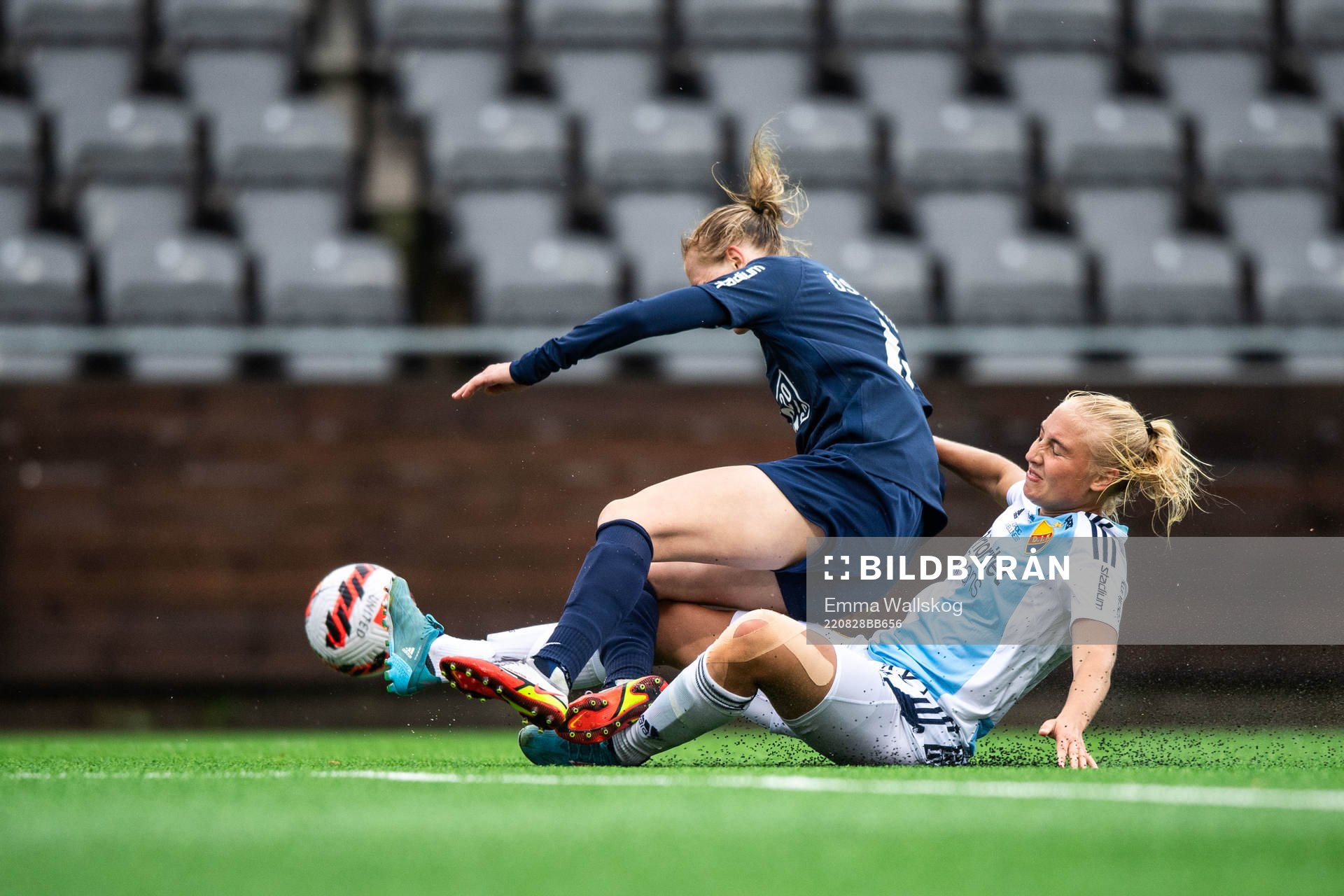 Eskilstuna Uniteds Emma Östlund och Djurgårdens Stinalisa