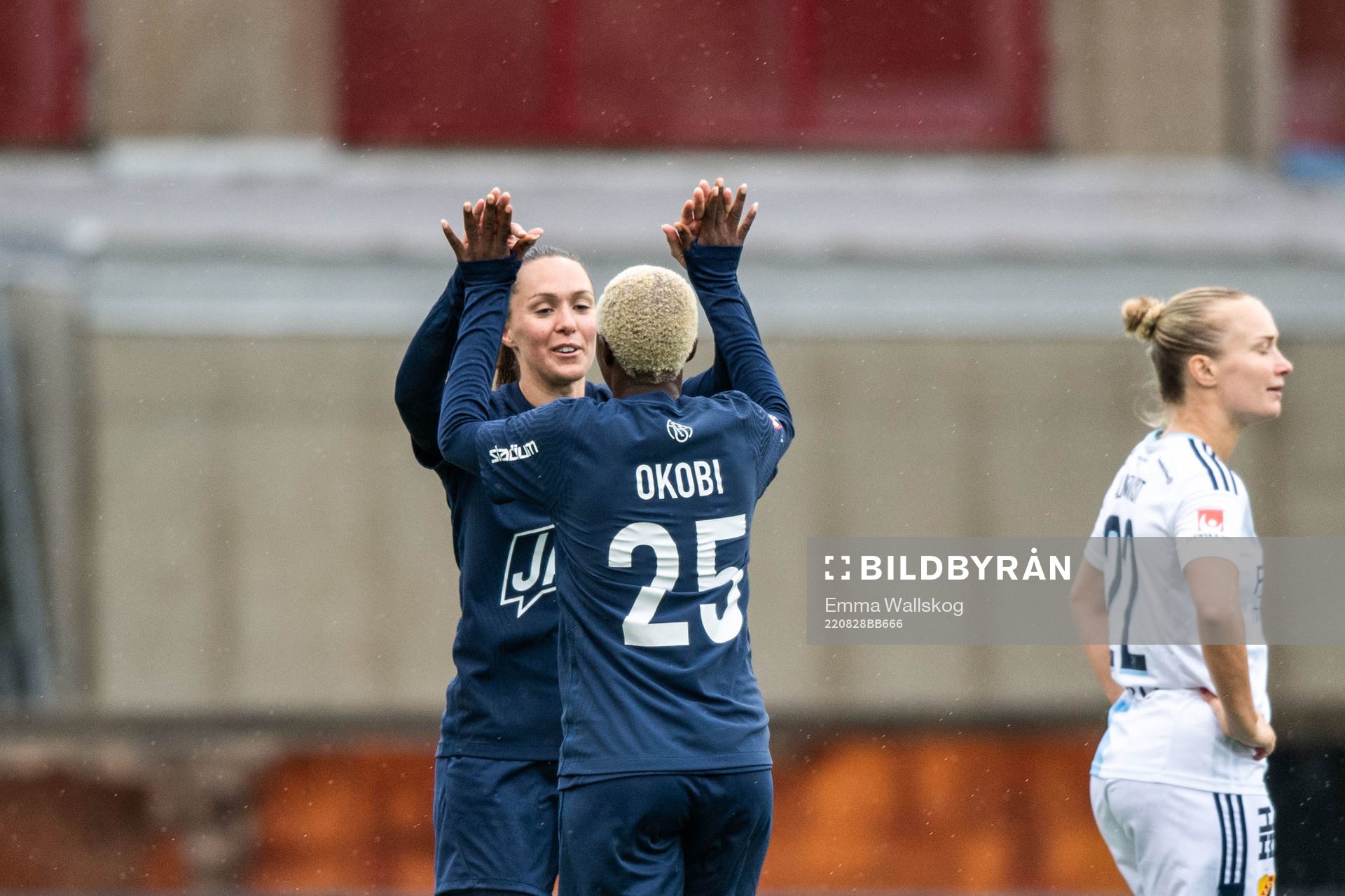 Eskilstuna Uniteds Felicia Rogic och Ngozi Sonia Okobi-Okeoghene jublar efter fotbollsmatchen i Damallsvenskan mellan Eskilstuna United och Djurgården den 28 augusti 2022 i Eskilstuna.
