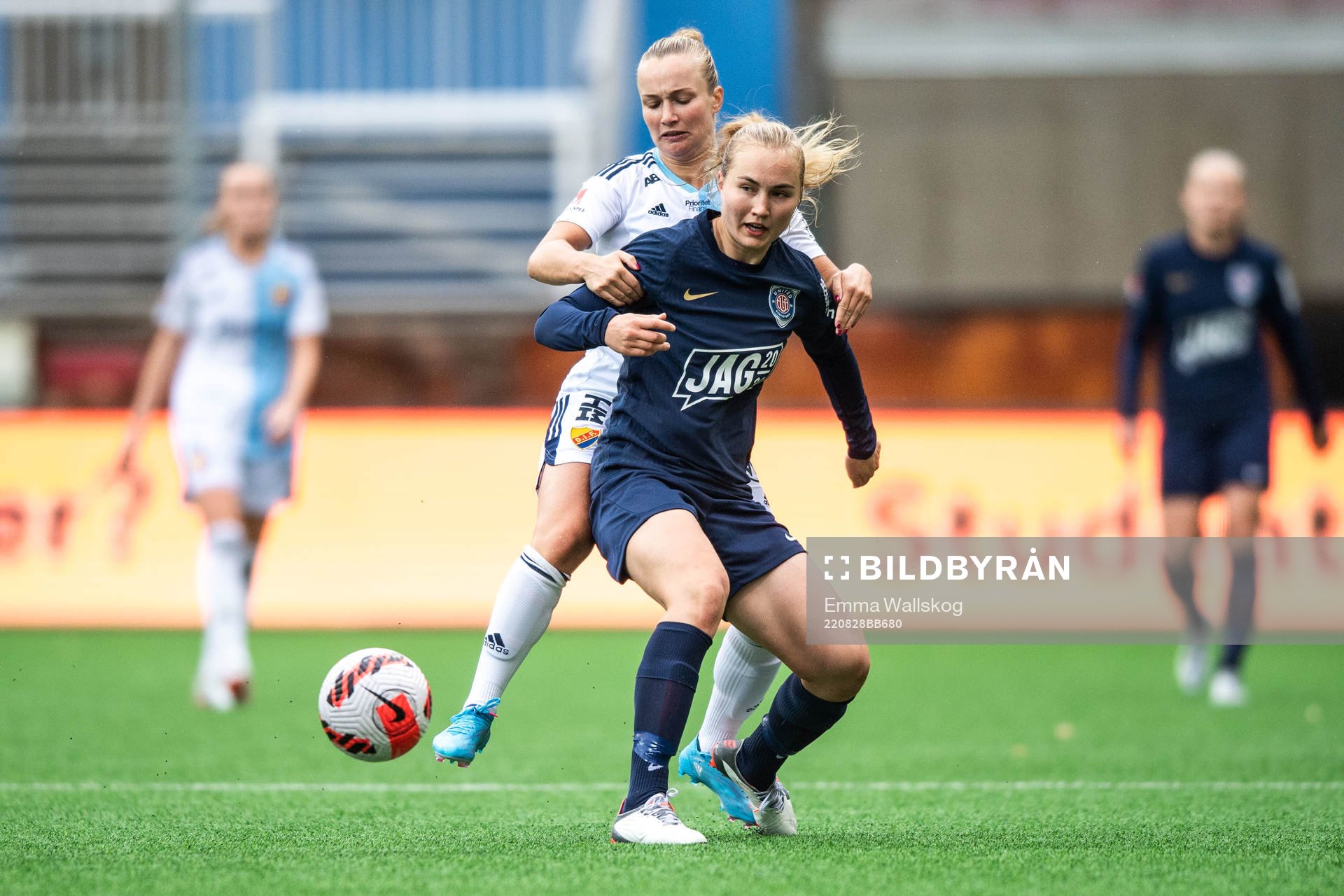Djurgårdens Tove Almqvist och Eskilstuna Uniteds Noor Hoelsbrekken Eckhoff under fotbollsmatchen i Damallsvenskan mellan Eskilstuna United och Djurgården den 28 augusti 2022 i Eskilstuna.