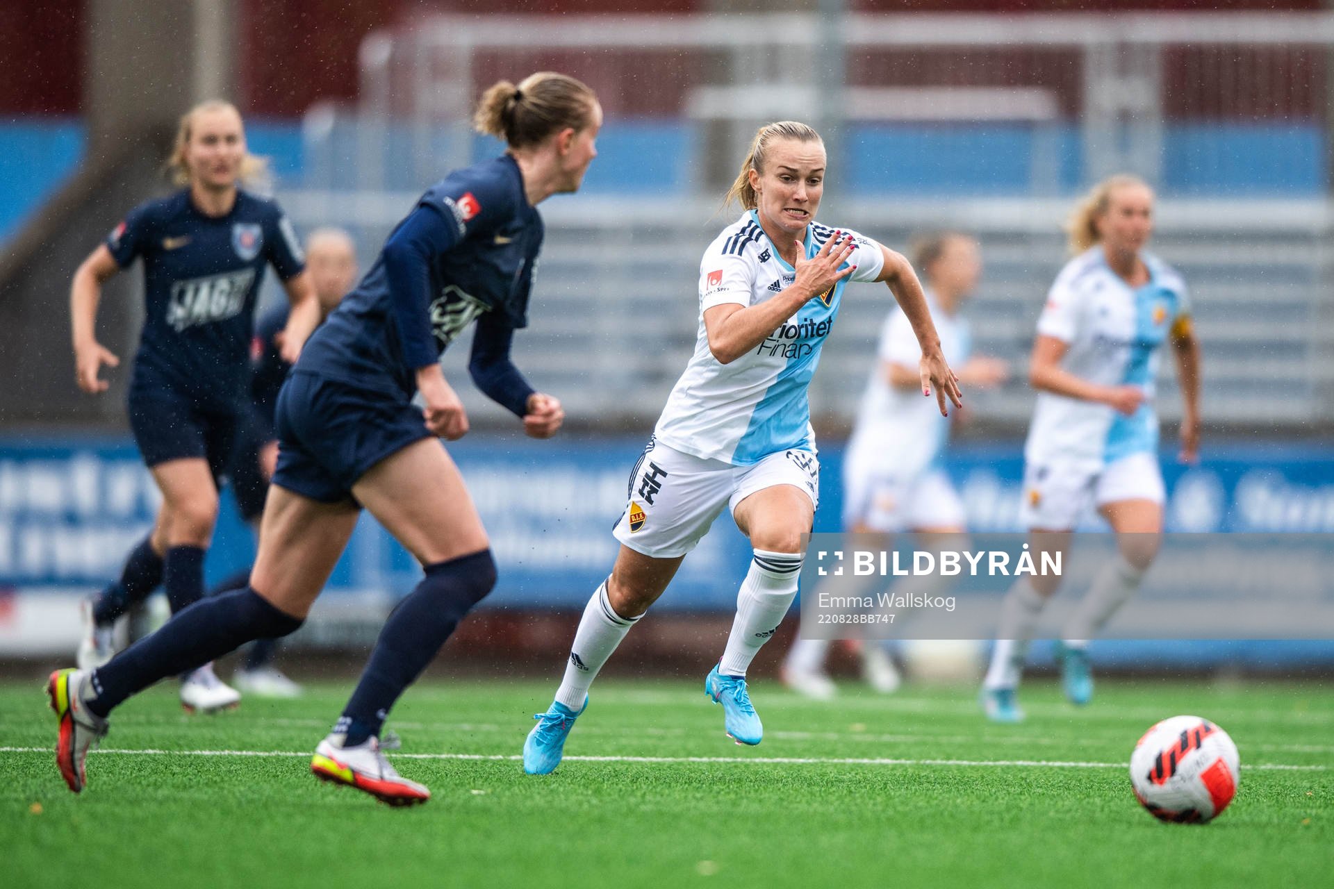 Eskilstuna Uniteds Emma Östlund och Djurgårdens Tove