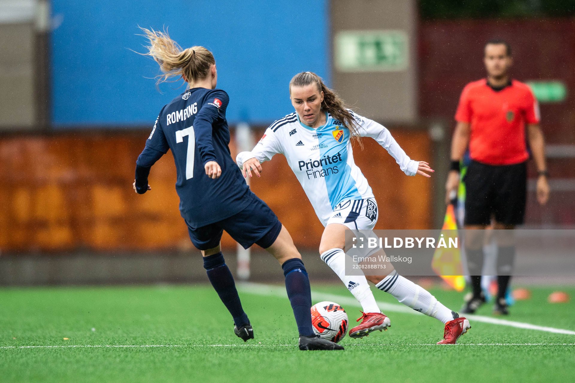 Eskilstuna Uniteds Elin Rombing och Djurgårdens Ebba Hed