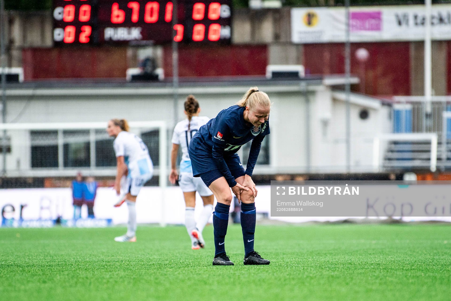 Eskilstuna Uniteds Elin Rombing har ont under fotbollsmatchen i Damallsvenskan mellan Eskilstuna United och Djurgården den 28 augusti 2022 i Eskilstuna.