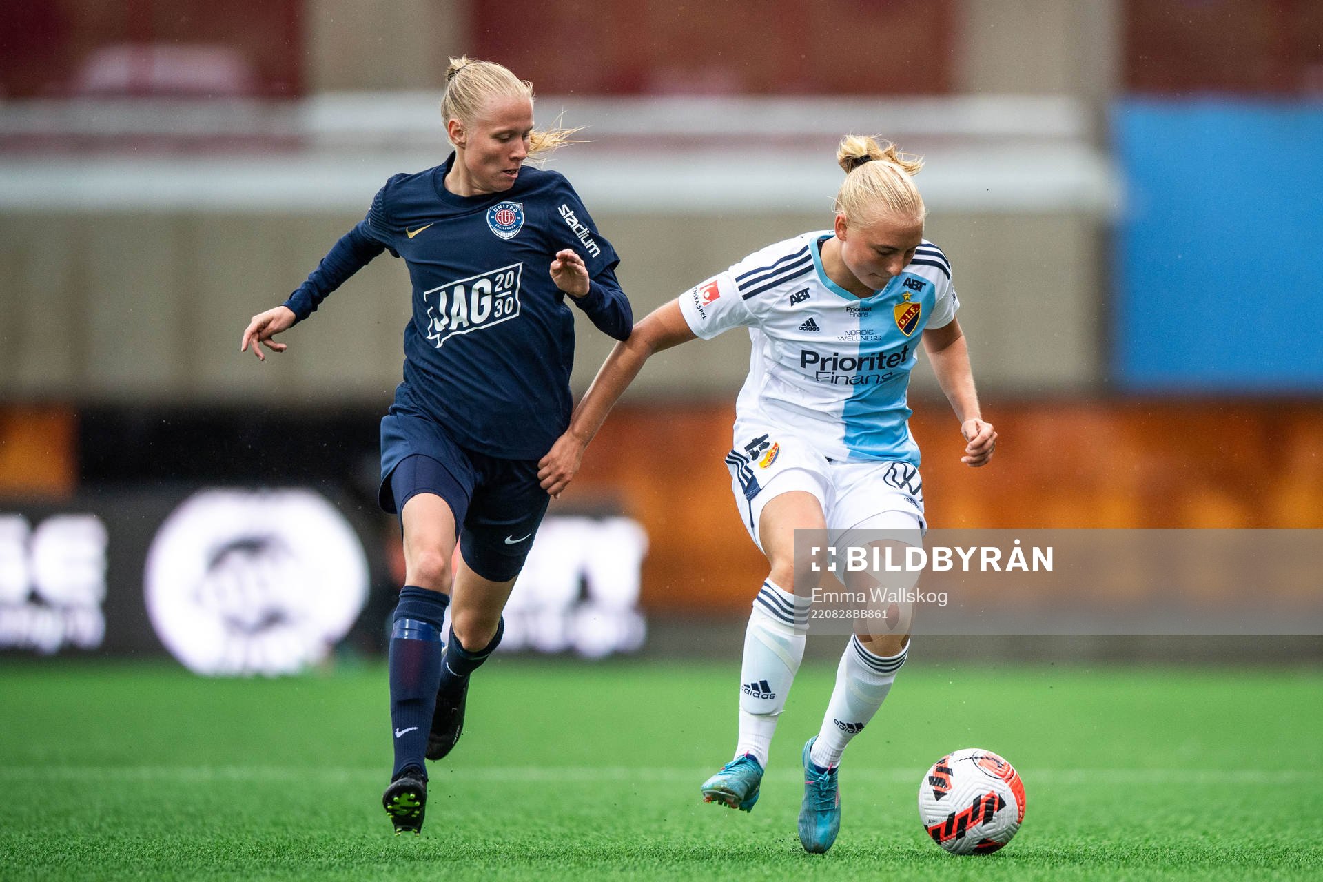 Eskilstuna Uniteds Elin Rombing och Djurgårdens Stinalisa