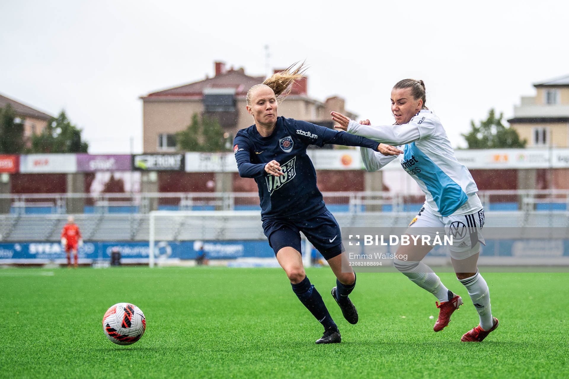 Eskilstuna Uniteds Elin Rombing och Djurgårdens Ebba Hed