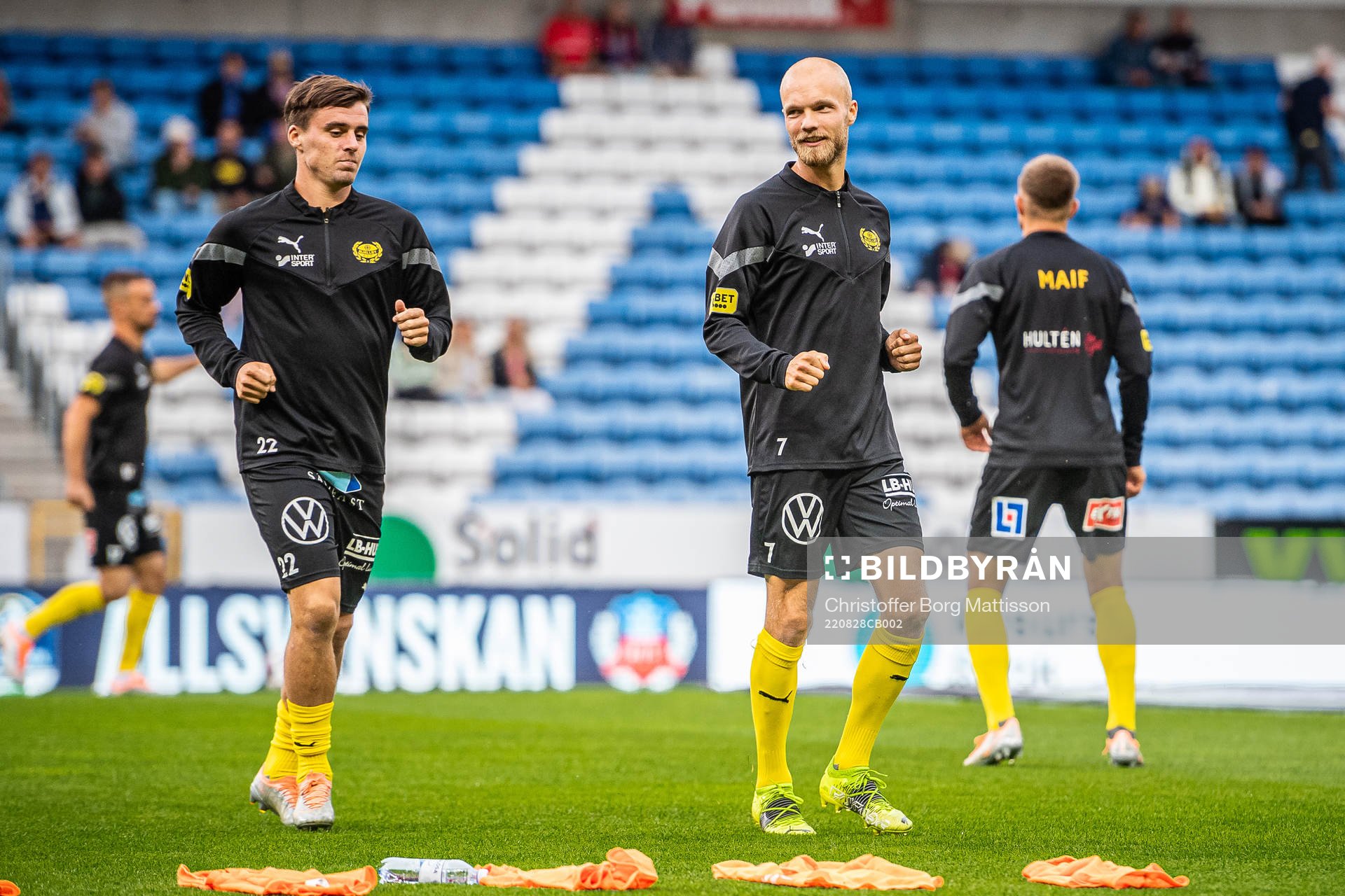 Mjällbys Jesper Gustavsson och Viktor Gustafson under uppvärmningen inför fotbollsmatchen i Allsvenskan mellan Helsingborg och Mjällby den 28 augusti 2022 i Helsingborg.
