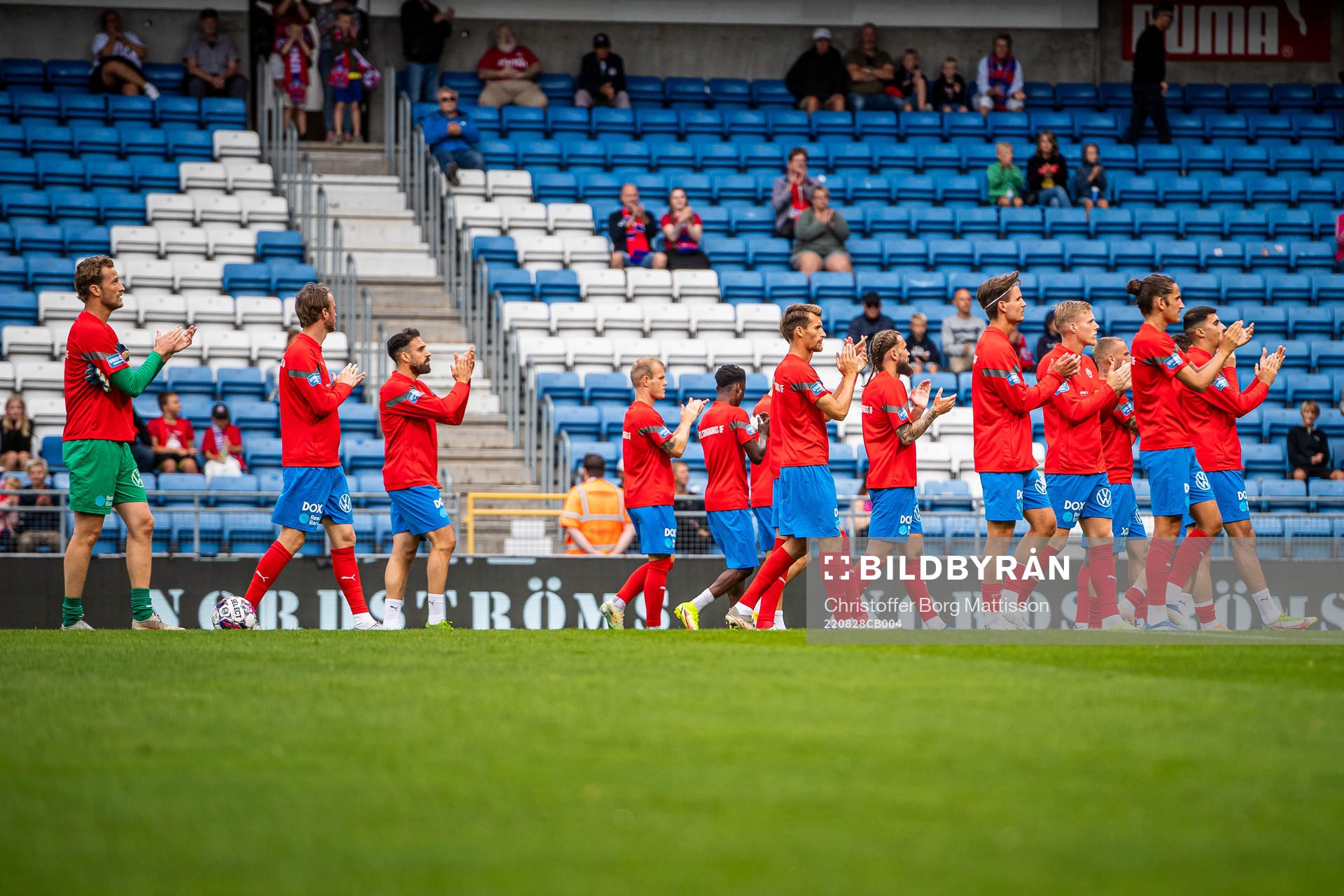 Helsingborgs spelare applåderar åt publiken
