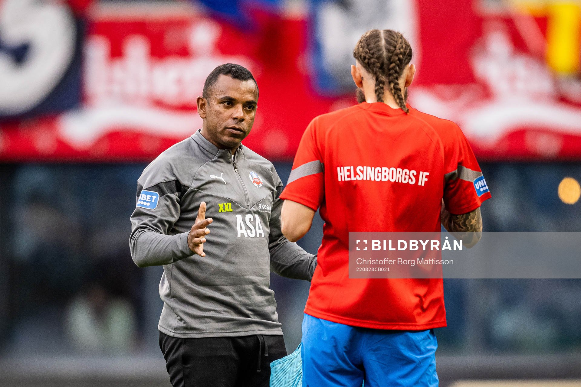 Helsingborgs tränare Alvaro Santos i samtal med Ali Suljic under uppvärmningen inför fotbollsmatchen i Allsvenskan mellan Helsingborg och Mjällby den 28 augusti 2022 i Helsingborg.