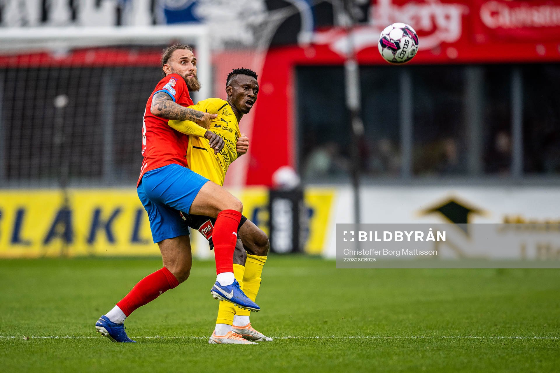 Helsingborgs Ali Suljic och Mjällbys Chibuike Silas Nwankwo