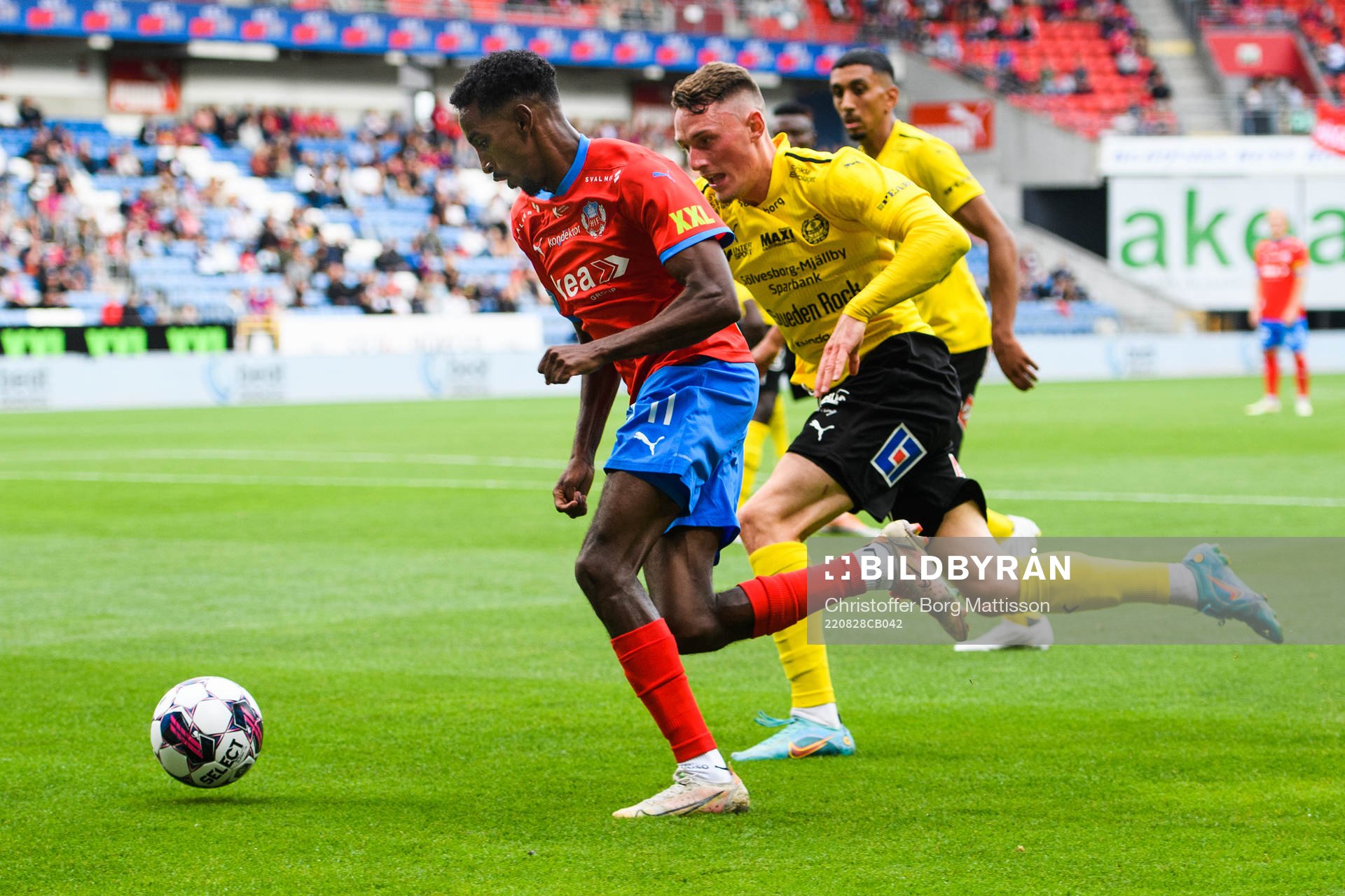 Helsingborgs Taha Ali och Mjällbys Noah Persson