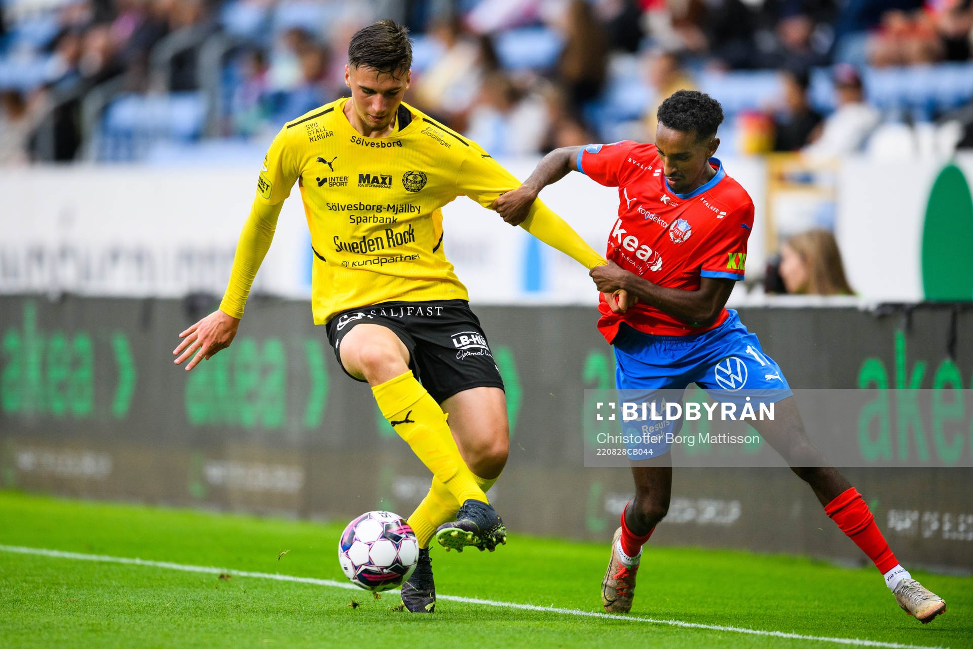 Mjällbys Noah Eile och Helsingborgs Taha Ali