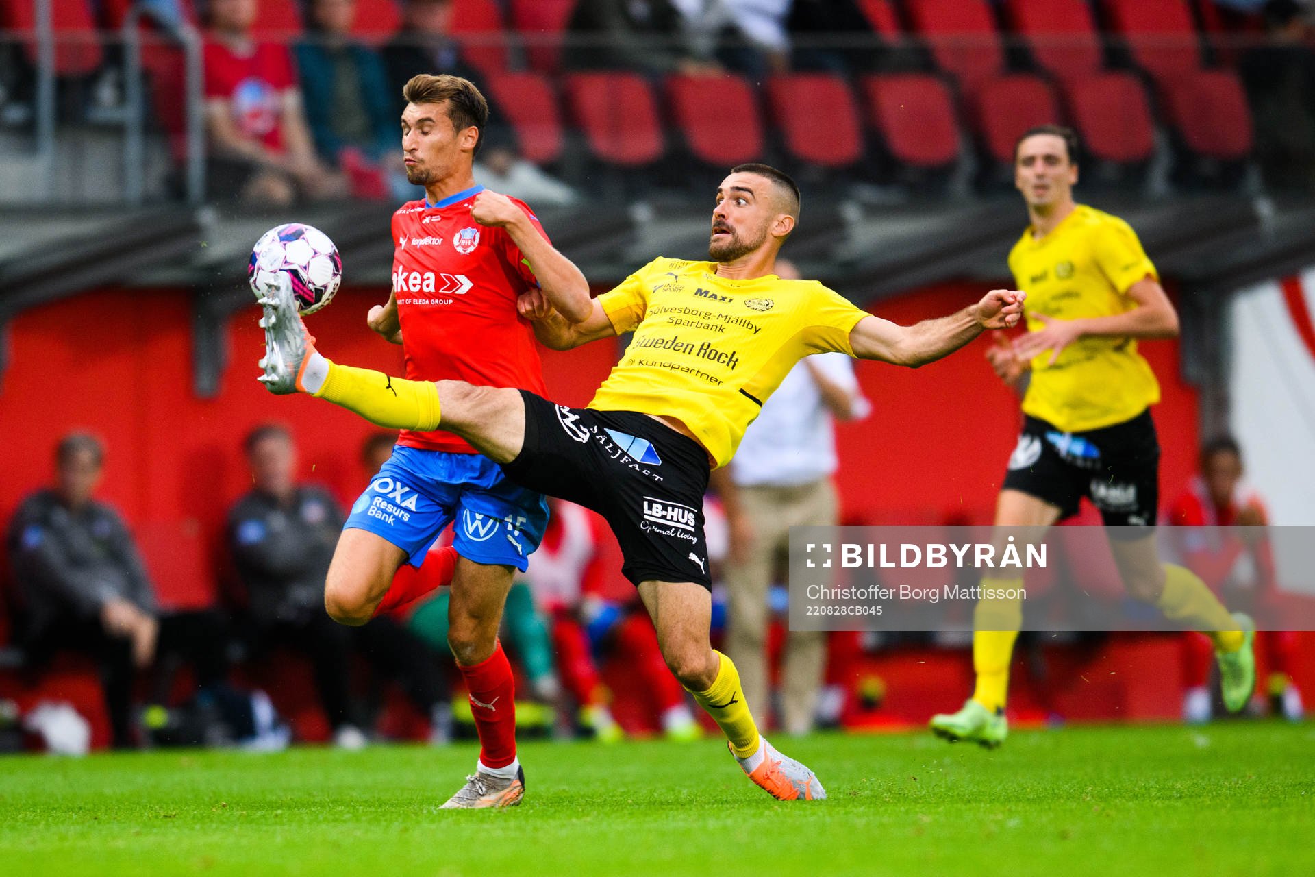Helsingborgs Rasmus Wiedesheim-Paul och Mjällbys Carlos