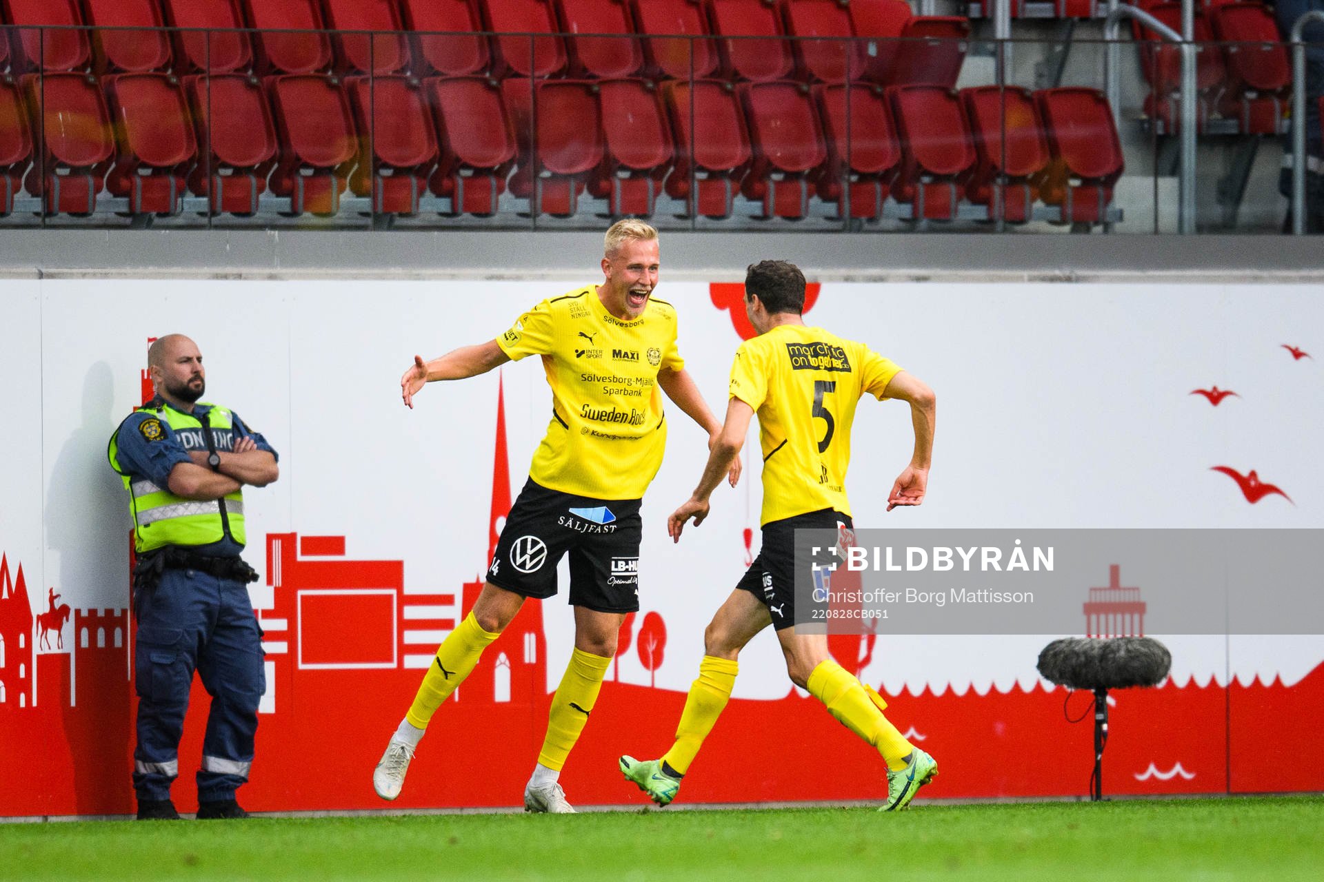Mjällbys Herman Johansson och Jetmir Haliti jublar