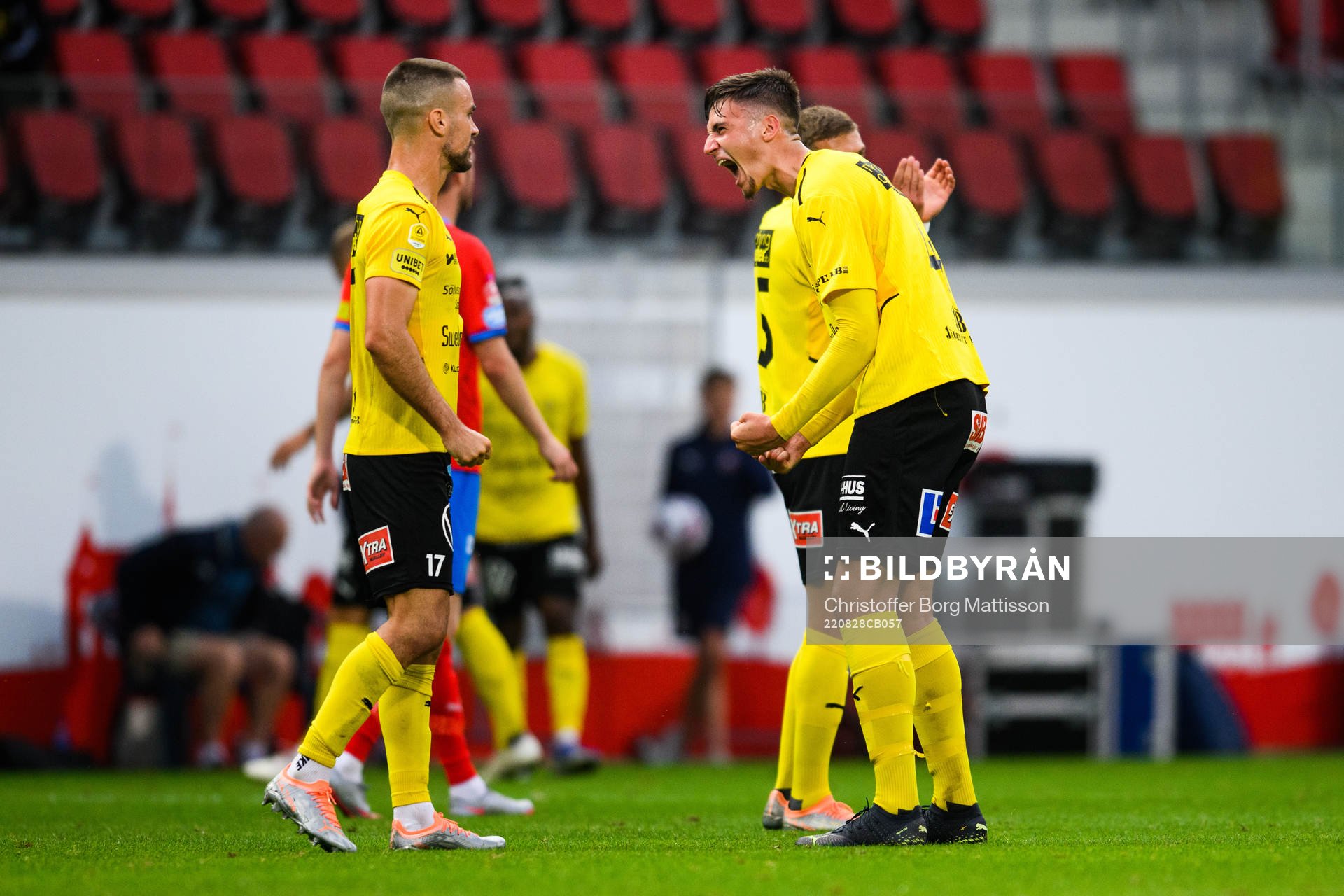 Mjällbys Carlos Moros Gracia och Noah Eile jublar