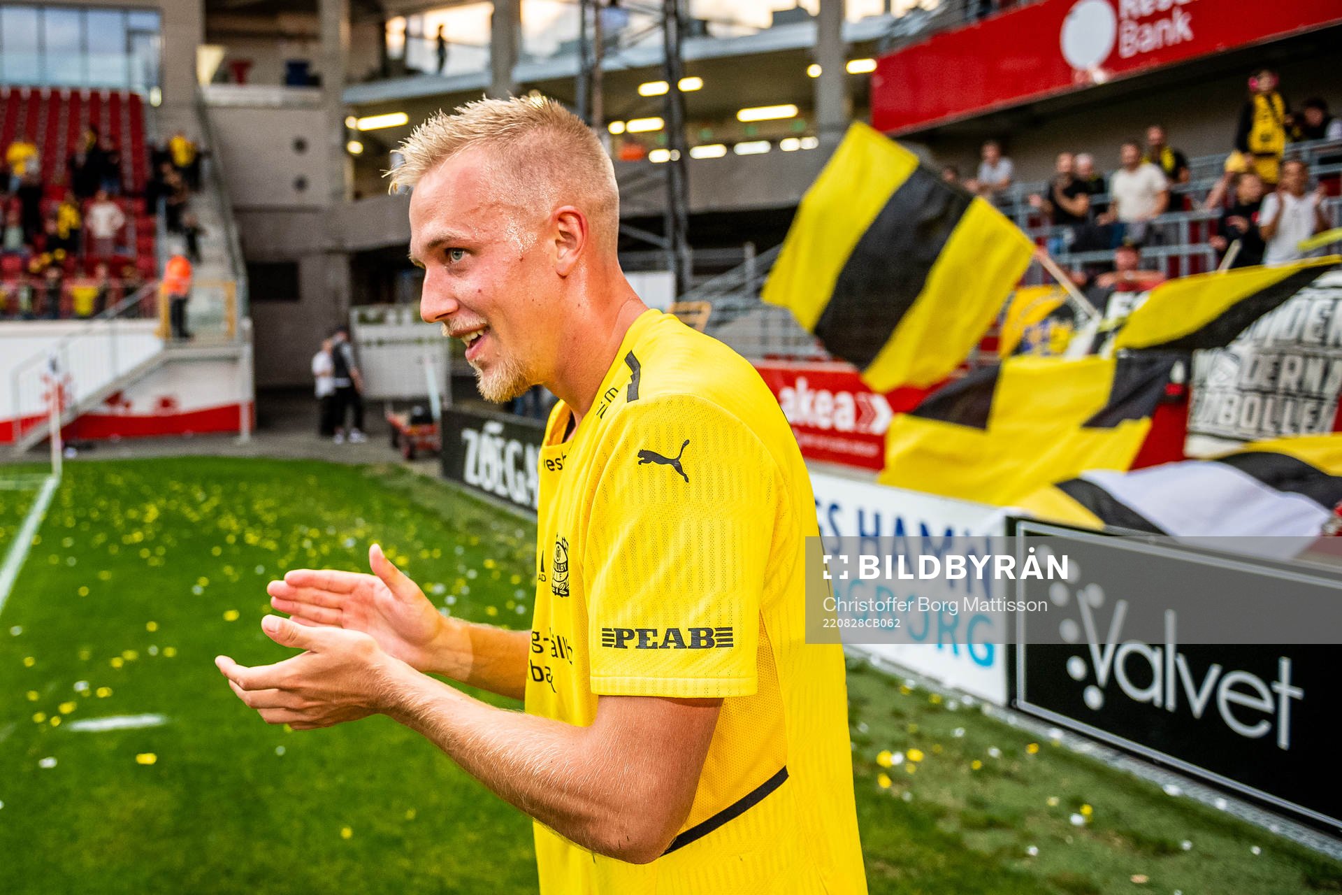 Mjällbys Herman Johansson jublar med publiken