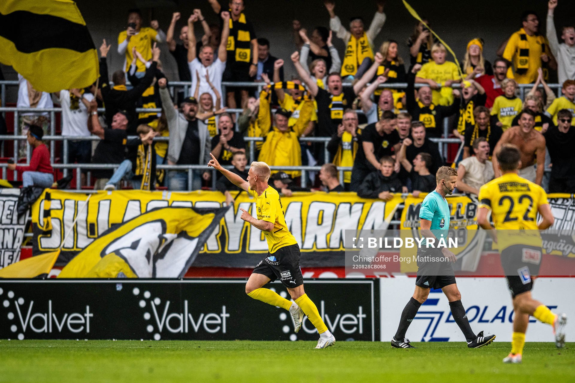 Mjällbys Herman Johansson jublar