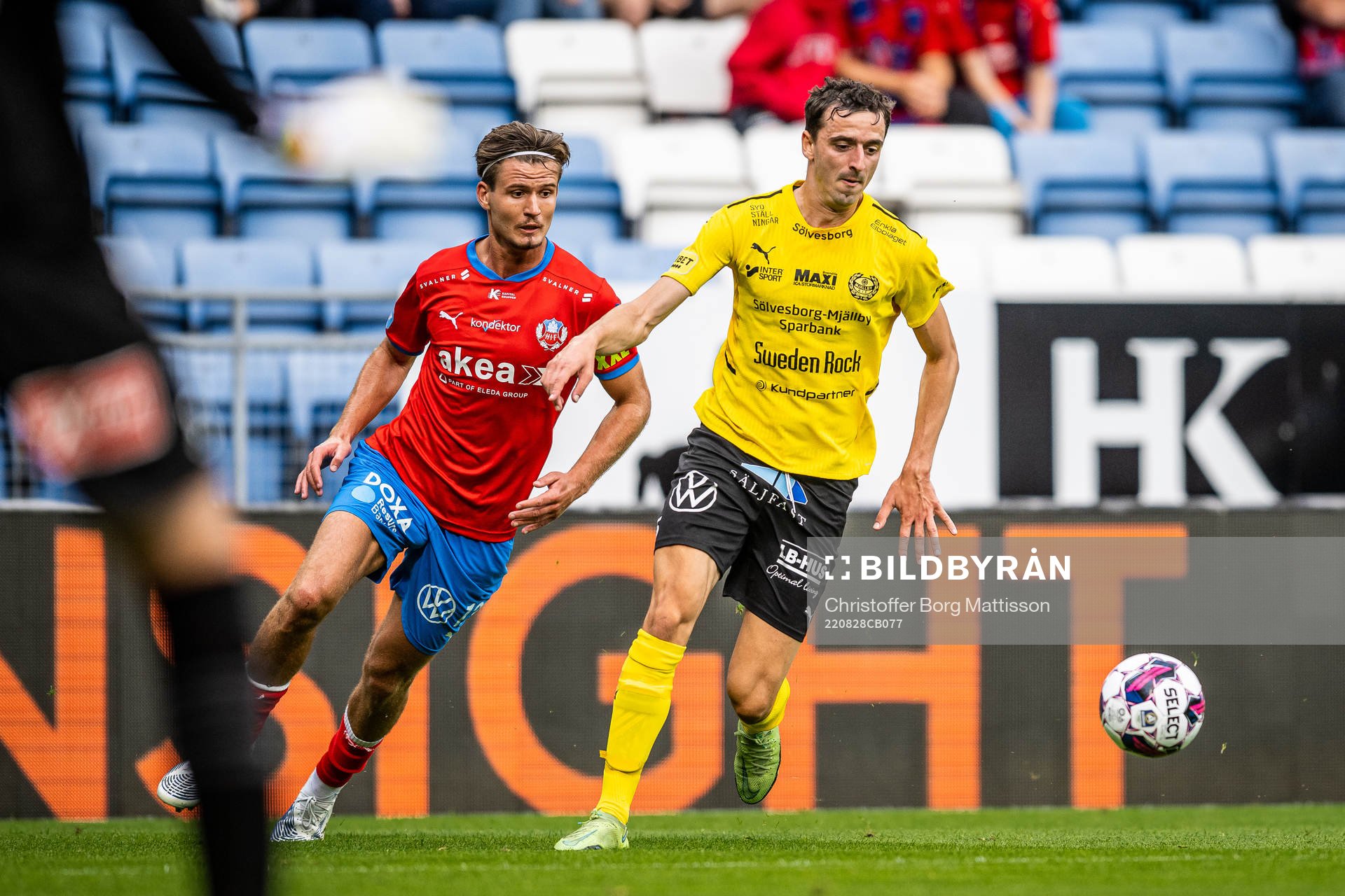 Helsingborgs Wilhelm Loeper och Mjällbys Jetmir Haliti
