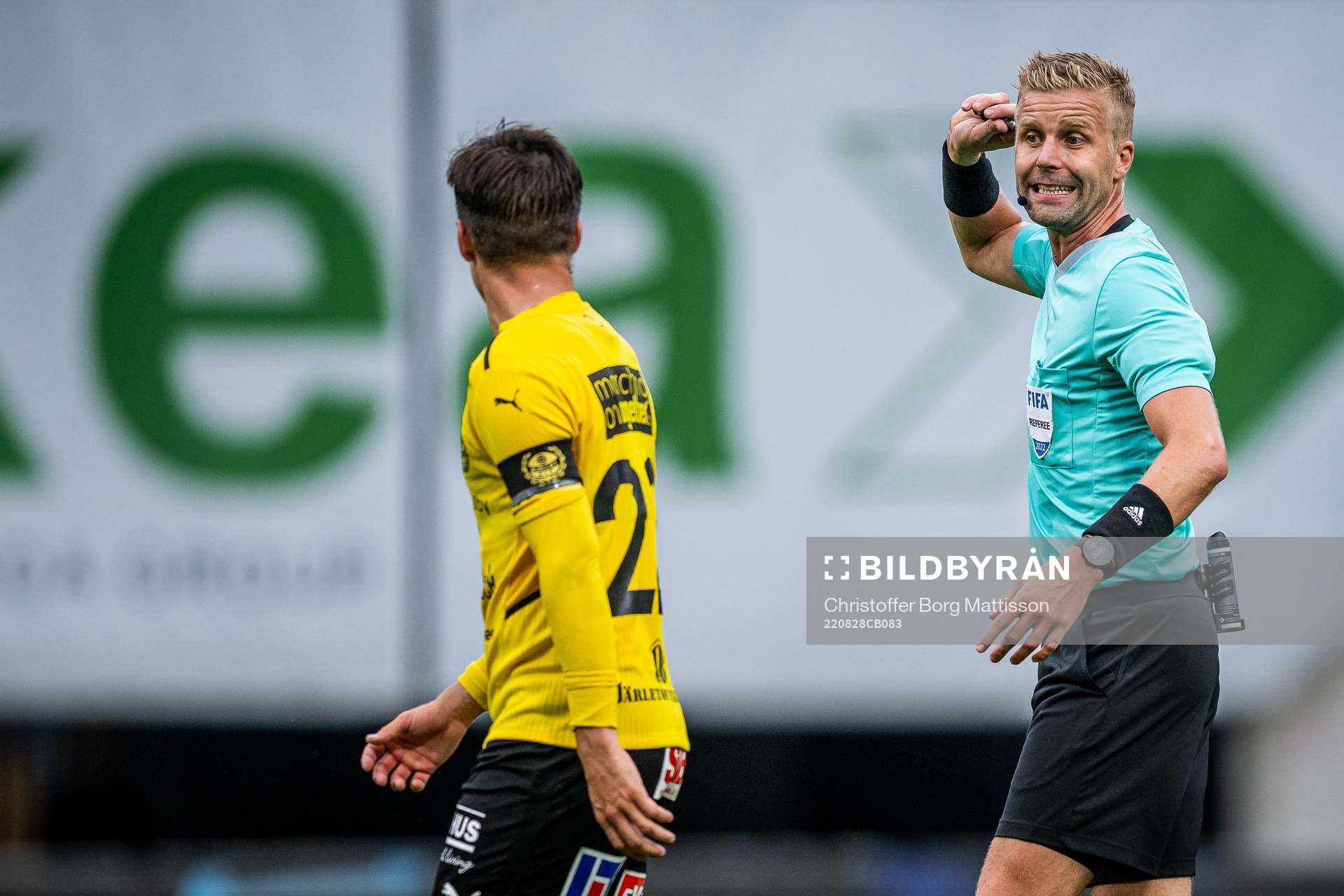 Mjällbys Jesper Gustavsson i samtal med domare Glenn Nyberg