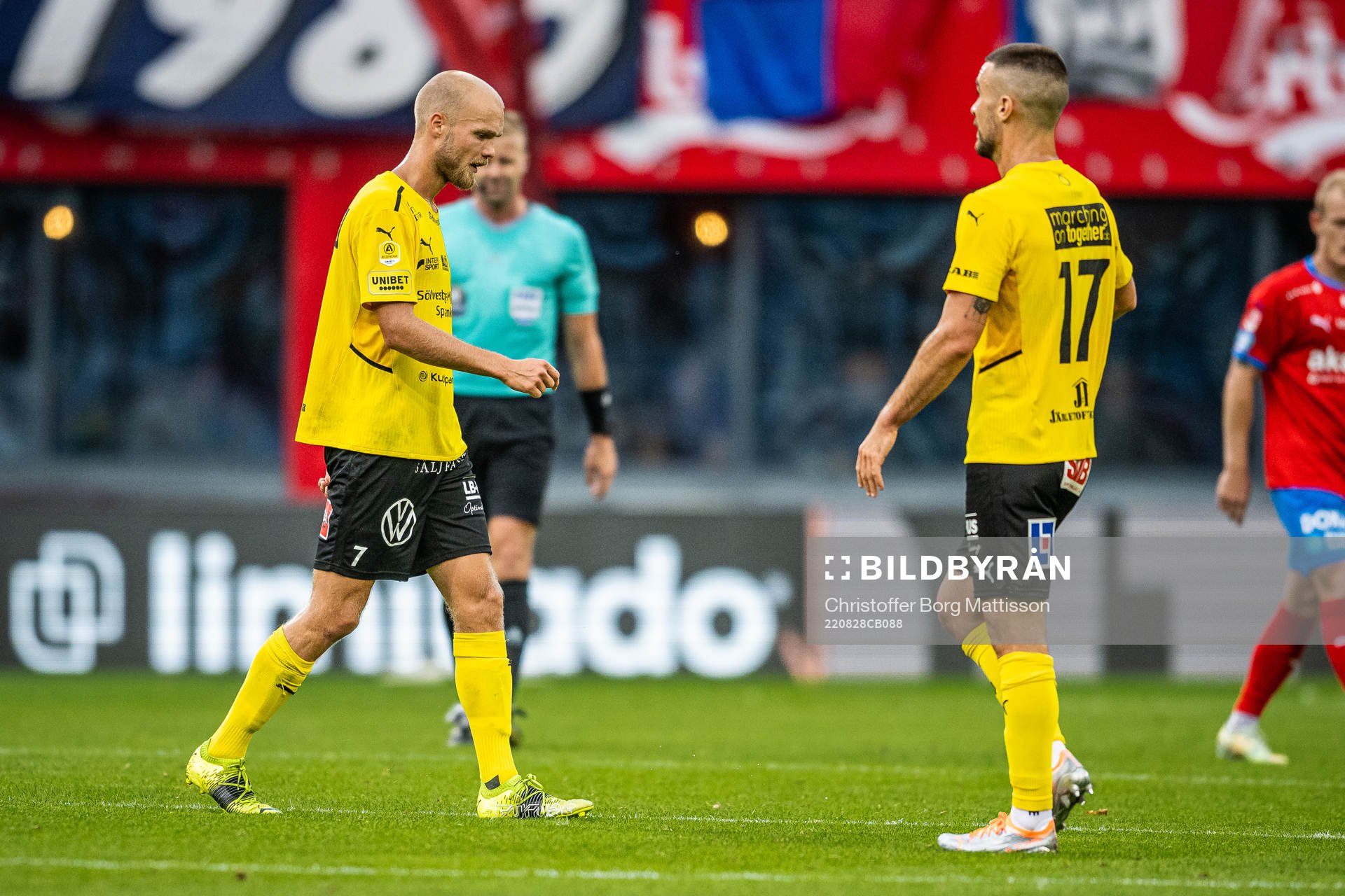 Mjällbys Viktor Gustafson och Carlos Moros Gracia deppar