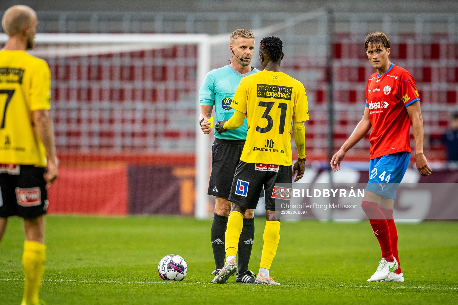 Domare Glenn Nyberg i samtal med Mjällbys Chibuike Silas Nwankwo under fotbollsmatchen i Allsvenskan mellan Helsingborg och Mjällby den 28 augusti 2022 i Helsingborg. 