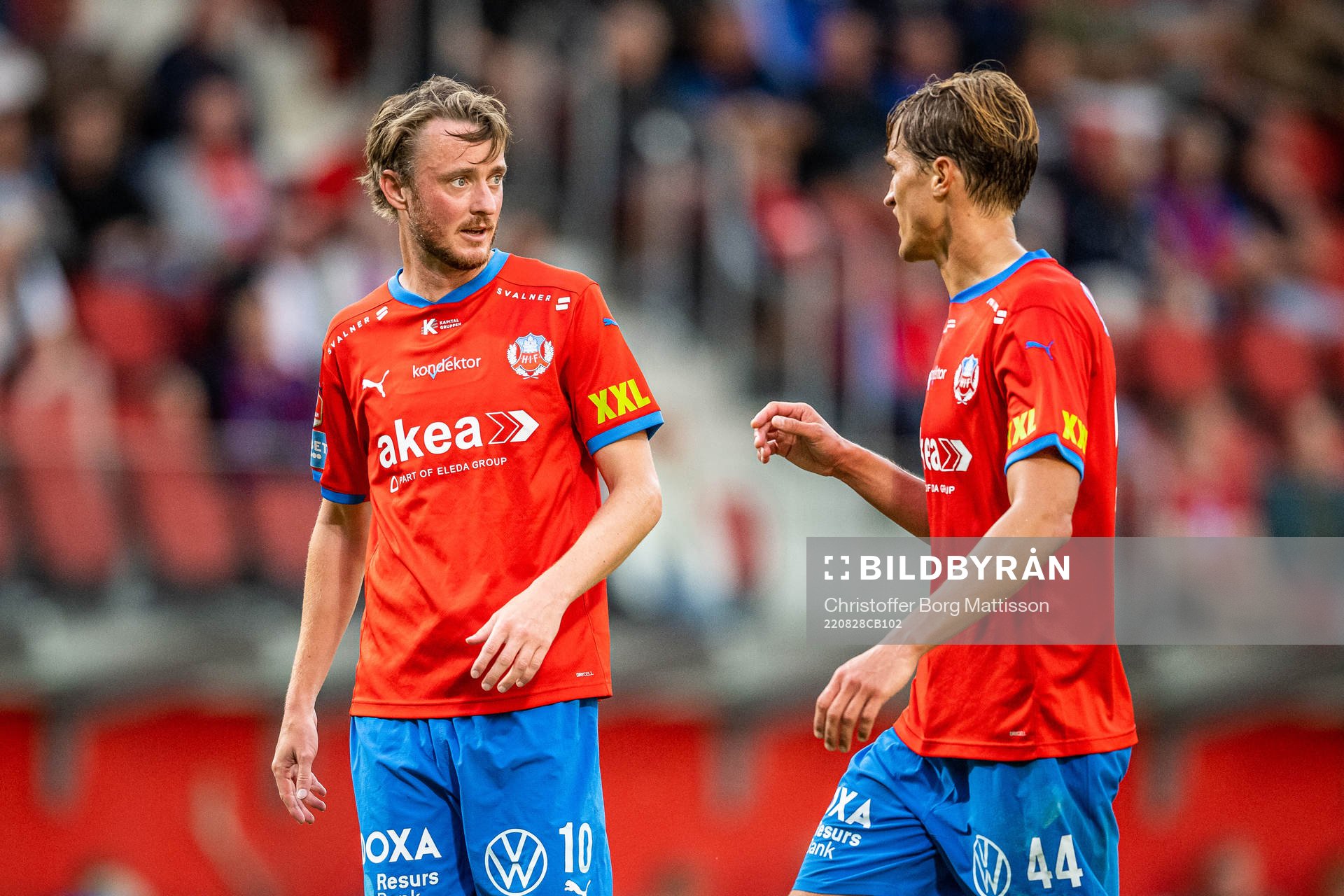 Helsingborgs Rasmus Jönsson och Thomas Rogne under fotbollsmatchen i Allsvenskan mellan Helsingborg och Mjällby den 28 augusti 2022 i Helsingborg.