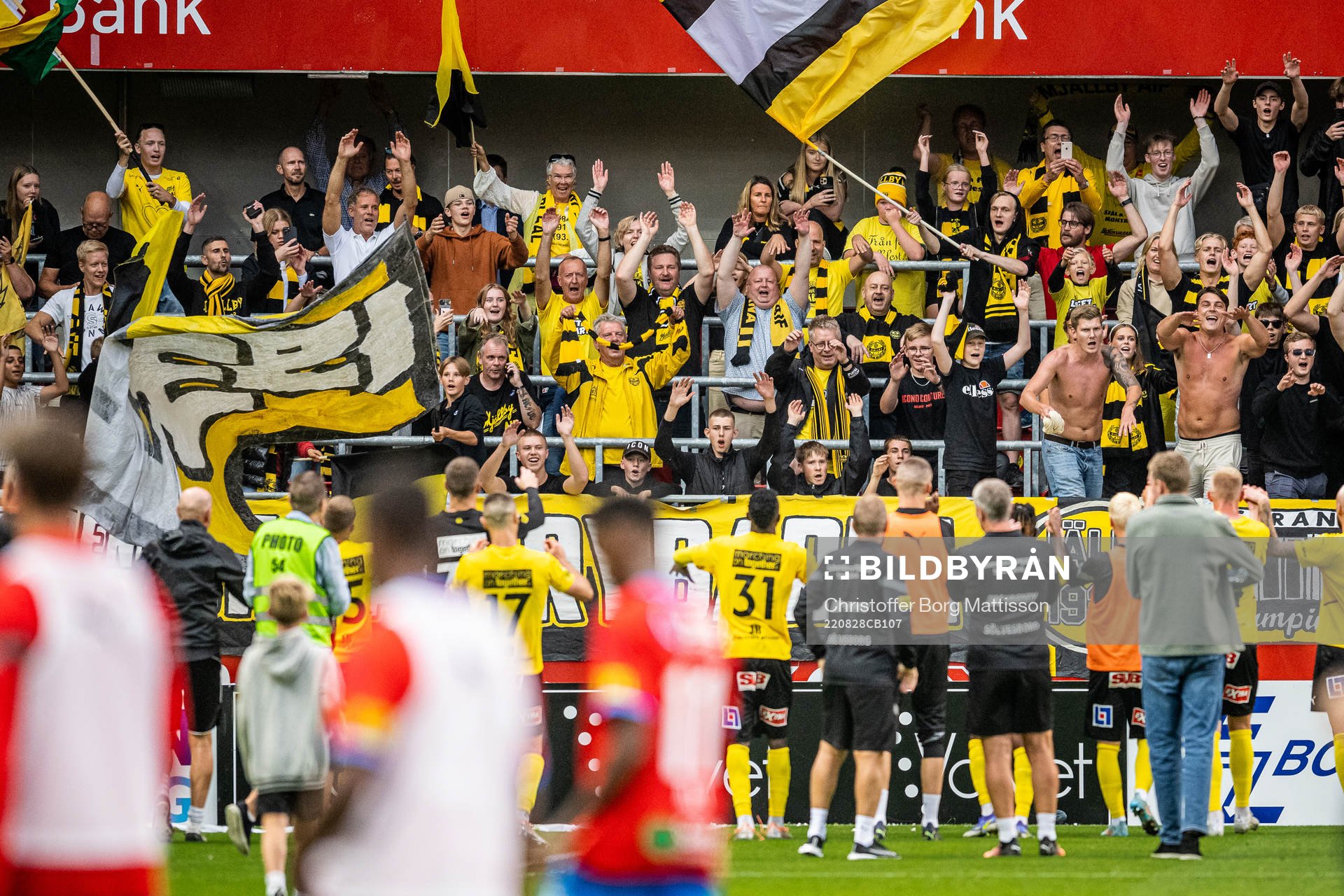 Mjällbys spelare tackar publiken