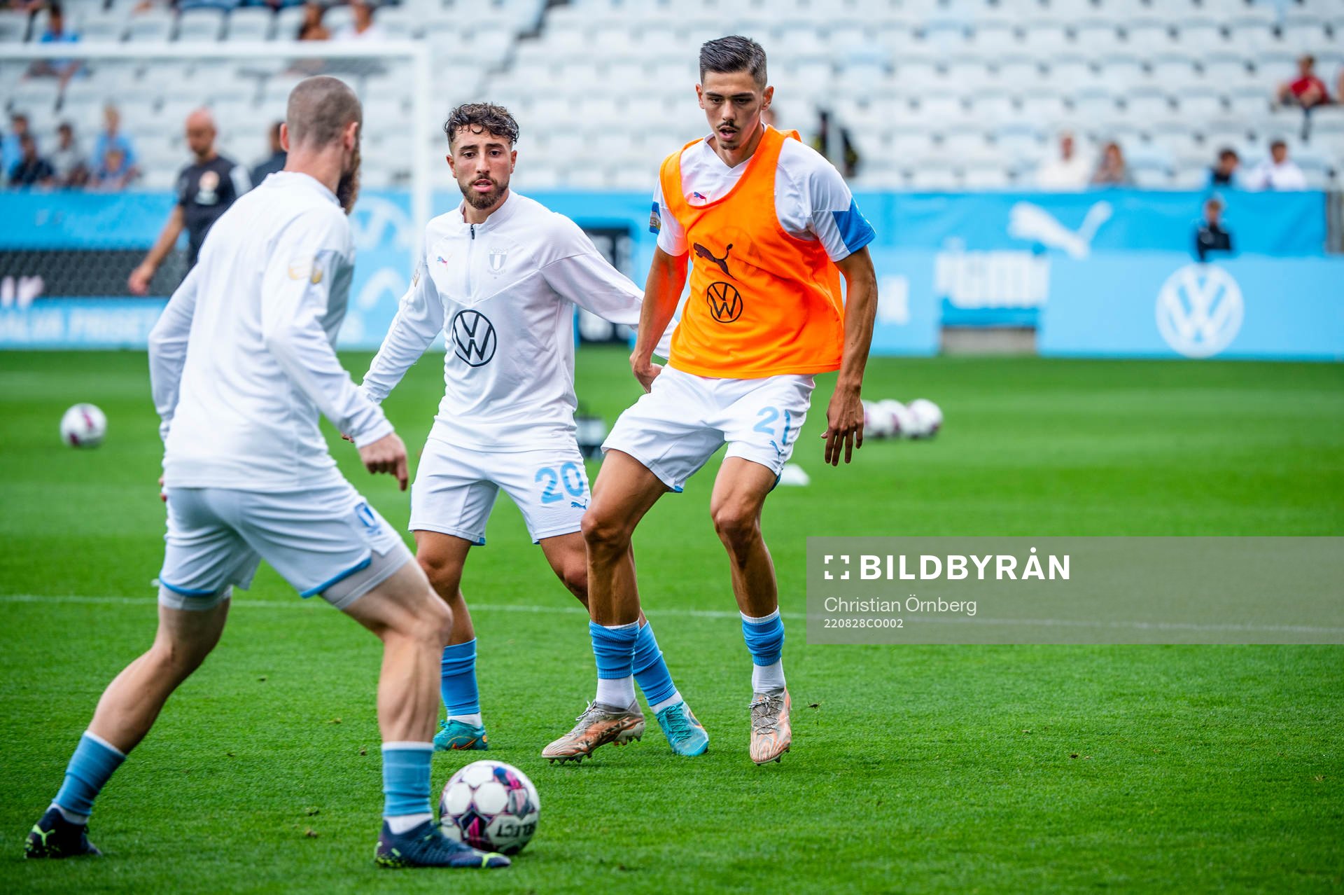 Malmö FFs Moustafa Zeidan och Dennis Hadzikadunic värmer upp innan fotbollsmatchen i Allsvenskan mellan Malmö FF och Kalmar den 28 augusti 2022 i Malmö.