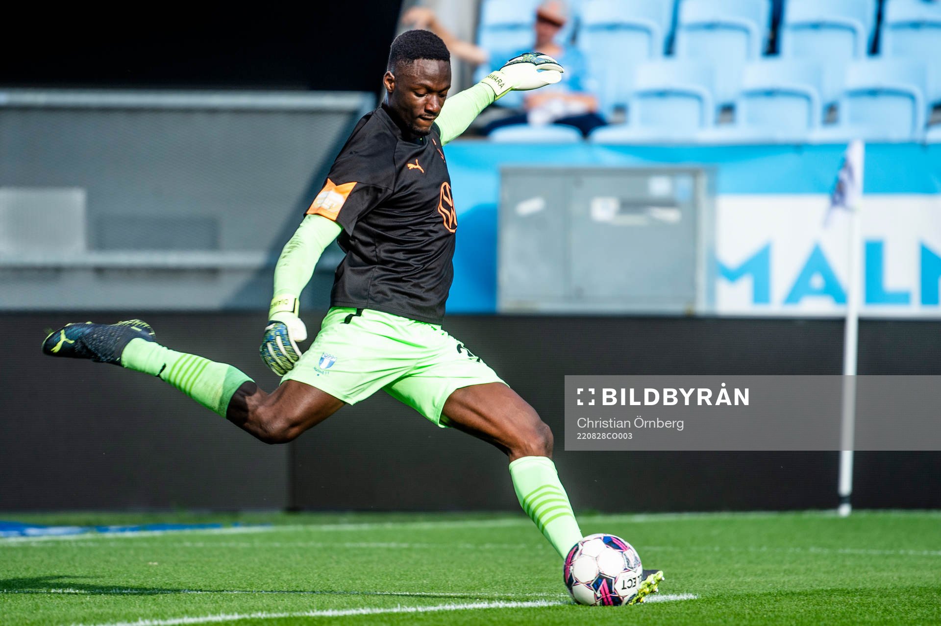 Malmö FFs målvakt Ismael Diawara värmer upp innan