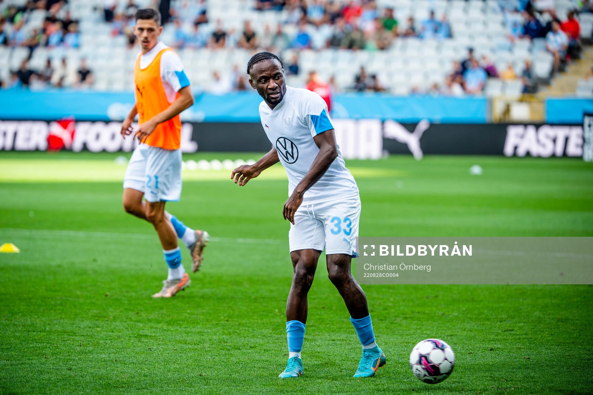 Malmö FFs Mohamed Buya Turay värmer upp innan
